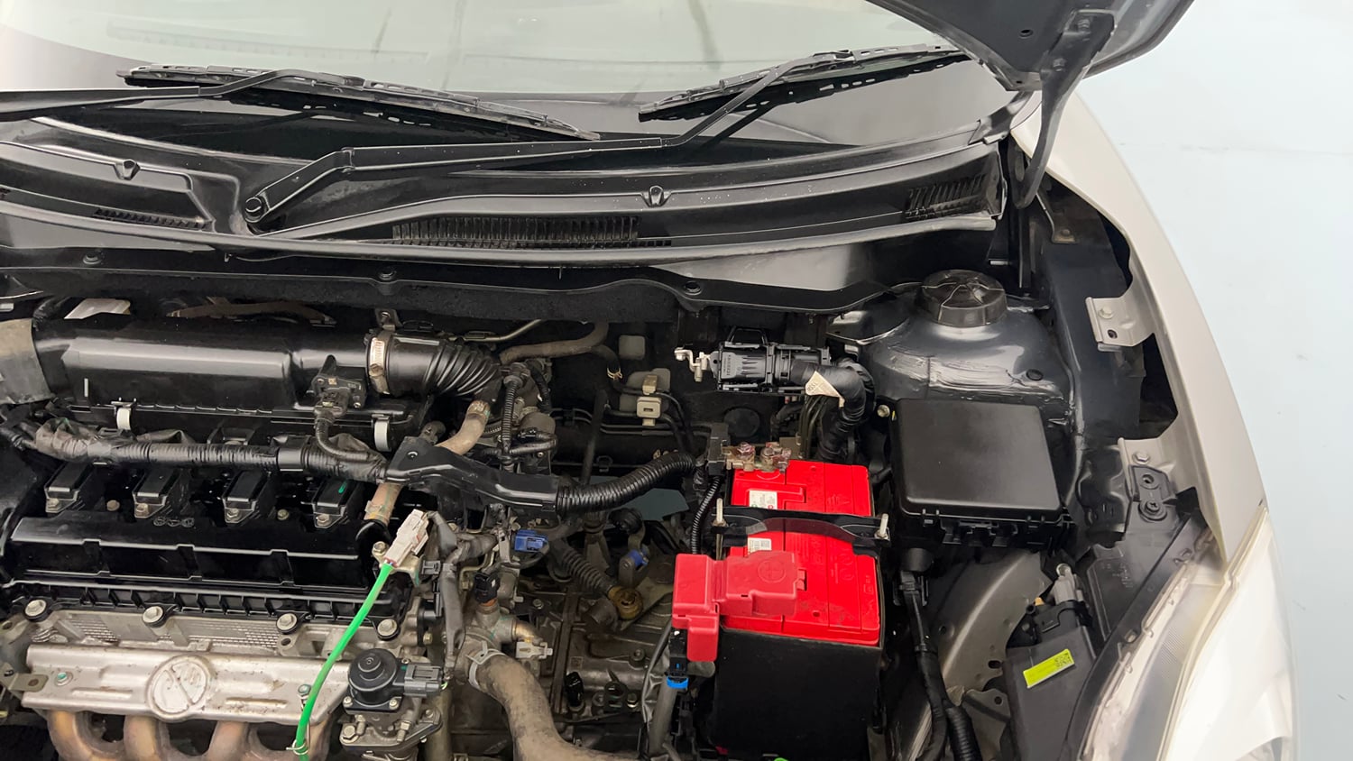 Used 2021 Maruti Suzuki Dzire VXi Petrol Manual engine ENGINE LEFT SIDE HINGE & APRON VIEW