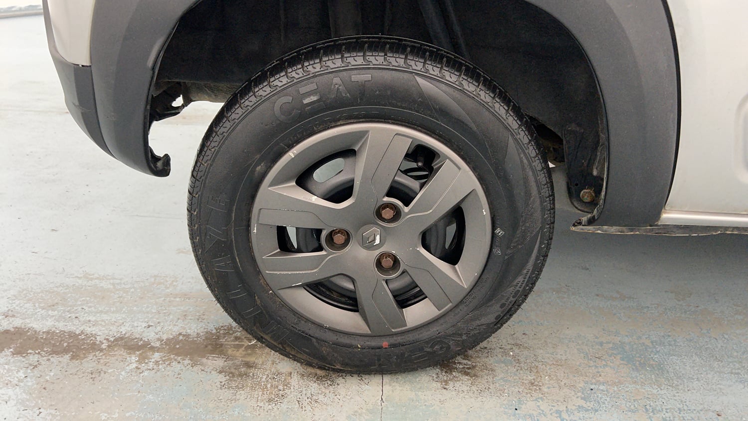 Used 2018 Renault Kwid 1.0 RXT Opt Petrol Manual tyres RIGHT REAR TYRE RIM VIEW