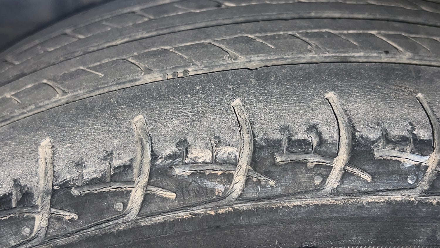 Used 2019 Maruti Suzuki Ciaz Delta Hybrid 1.5 AT Petrol Automatic tyres RIGHT REAR TYRE TREAD VIEW
