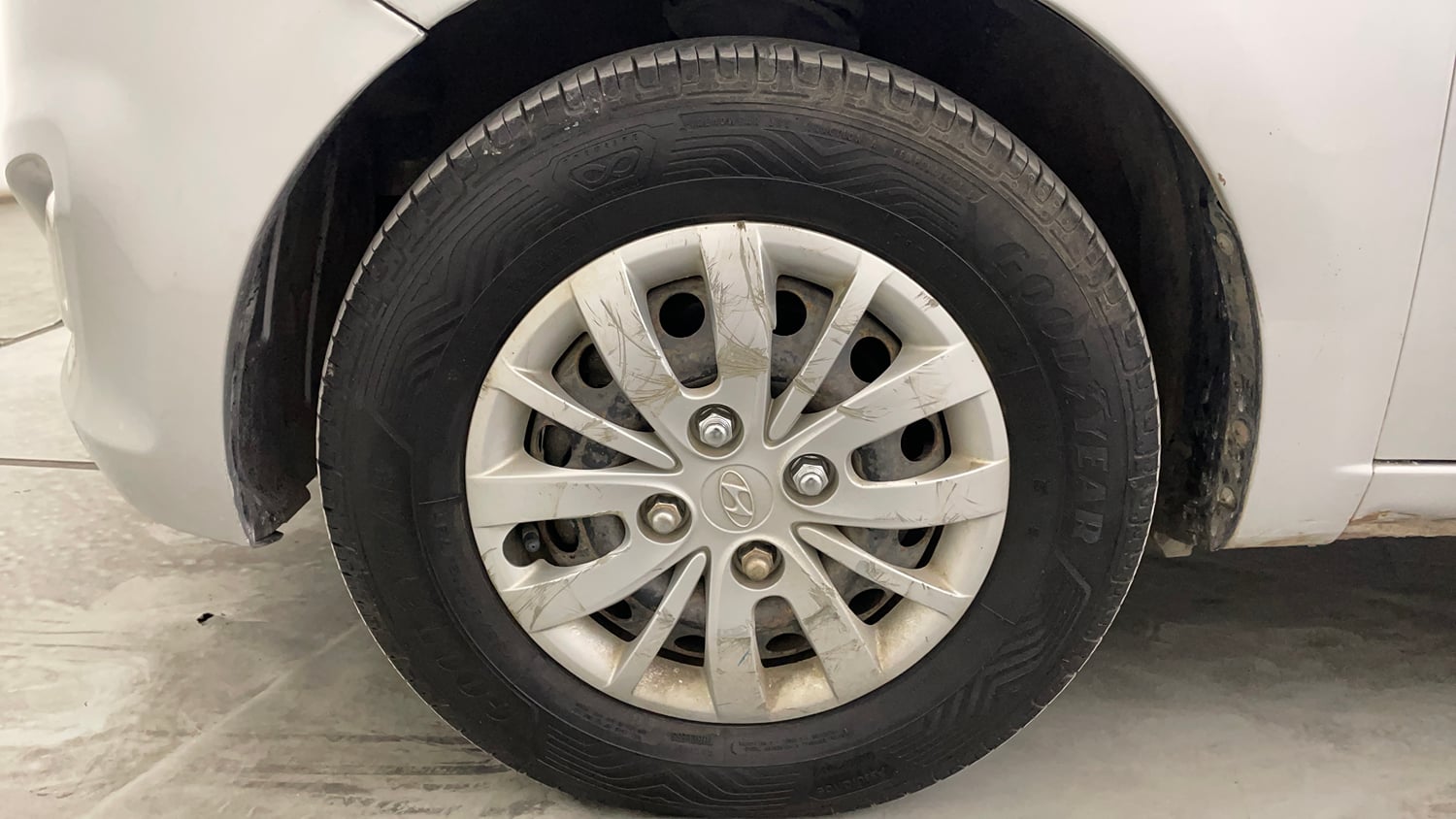 Used 2014 Hyundai i10 Sportz 1.1 iRDE2 Petrol Manual tyres LEFT FRONT TYRE RIM VIEW