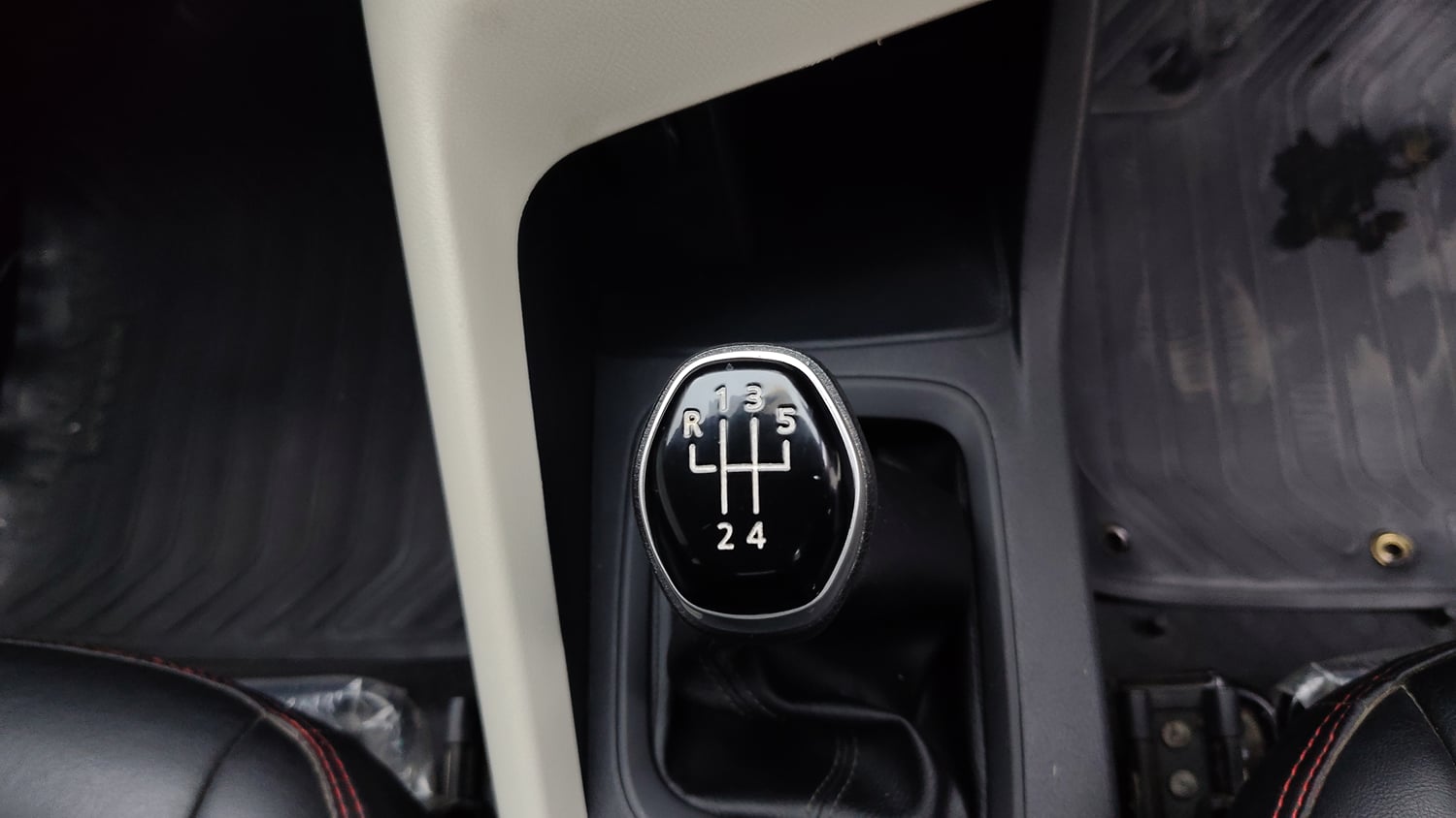 Used 2025 Nissan Magnite XE Petrol Manual interior GEAR  KNOB VIEW