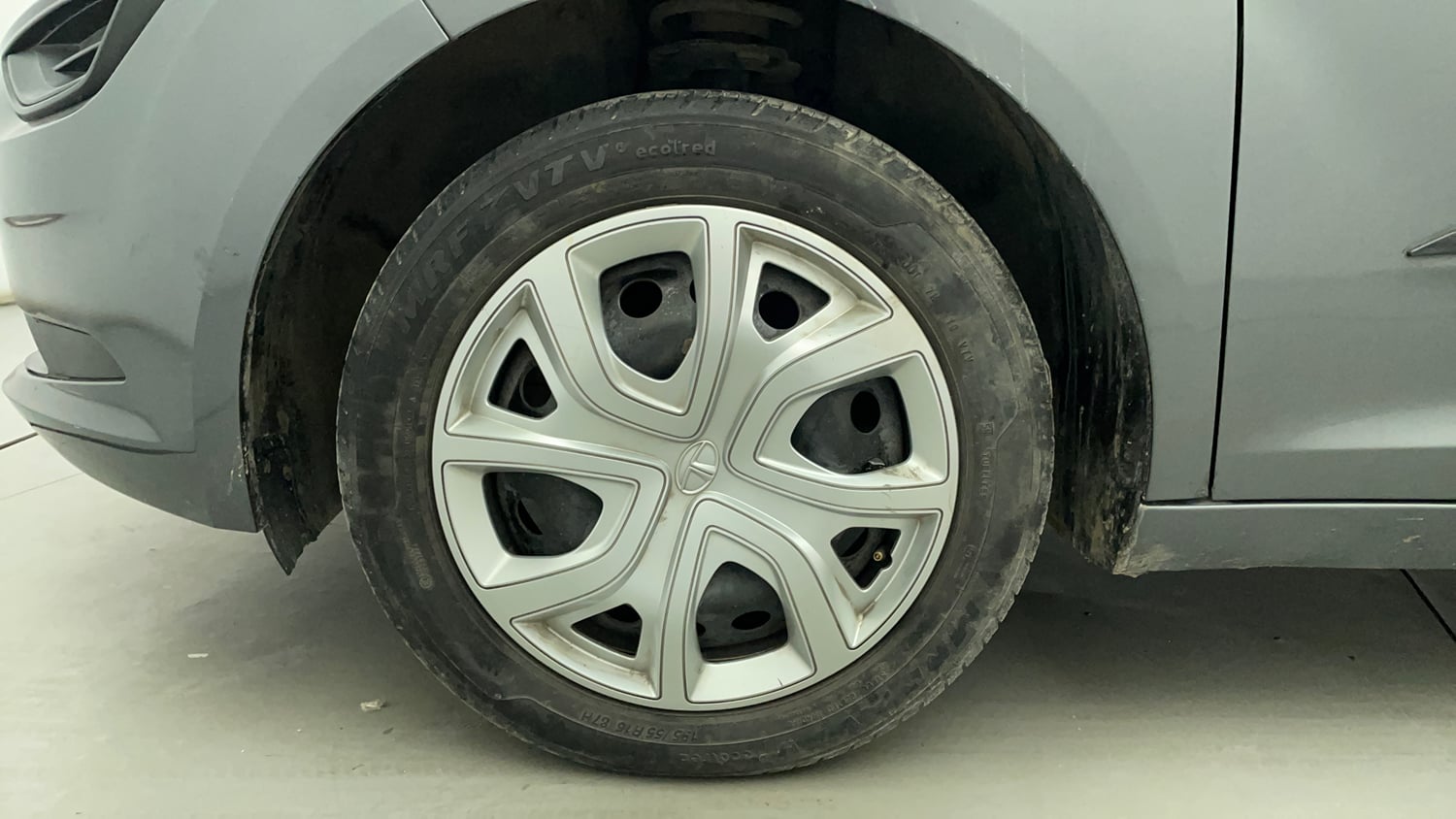 Used 2022 Tata Altroz XM Plus Petrol Petrol Manual tyres LEFT FRONT TYRE RIM VIEW