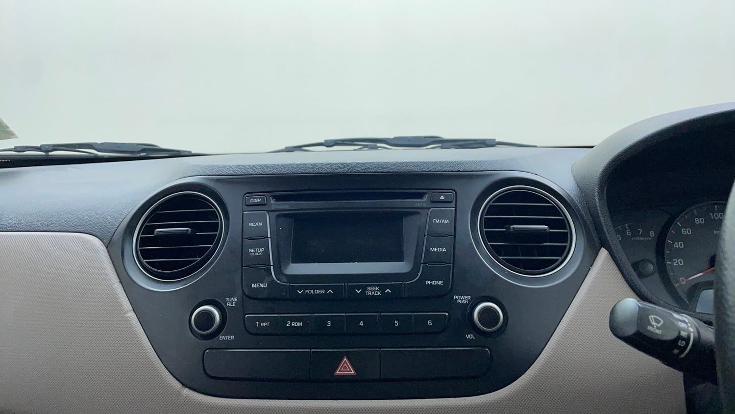Used 2016 Hyundai Xcent S 1.2 Petrol Manual top_features Integrated (in-dash) music system