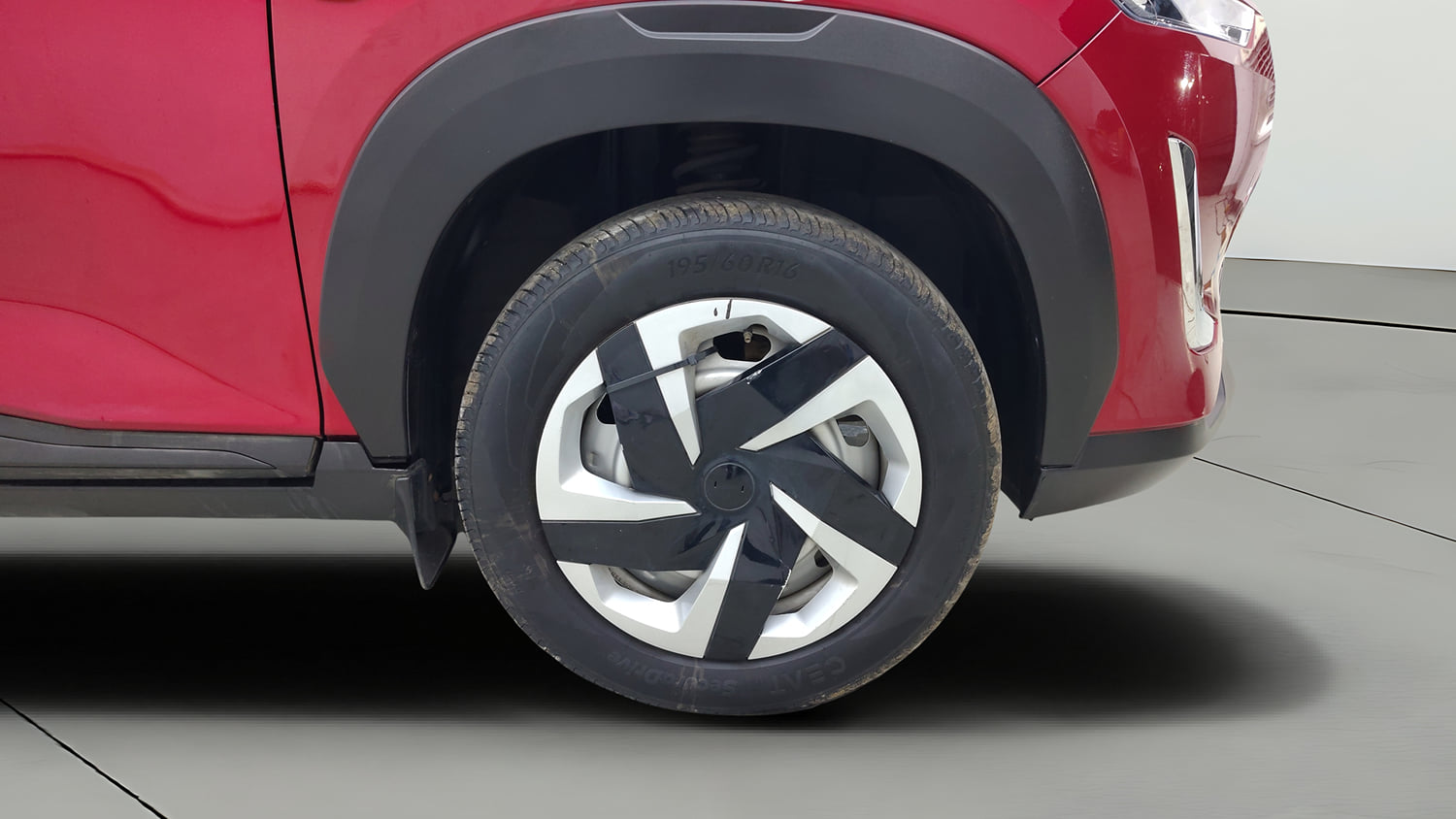 Used 2025 Nissan Magnite XE Petrol Manual tyres RIGHT FRONT TYRE RIM VIEW