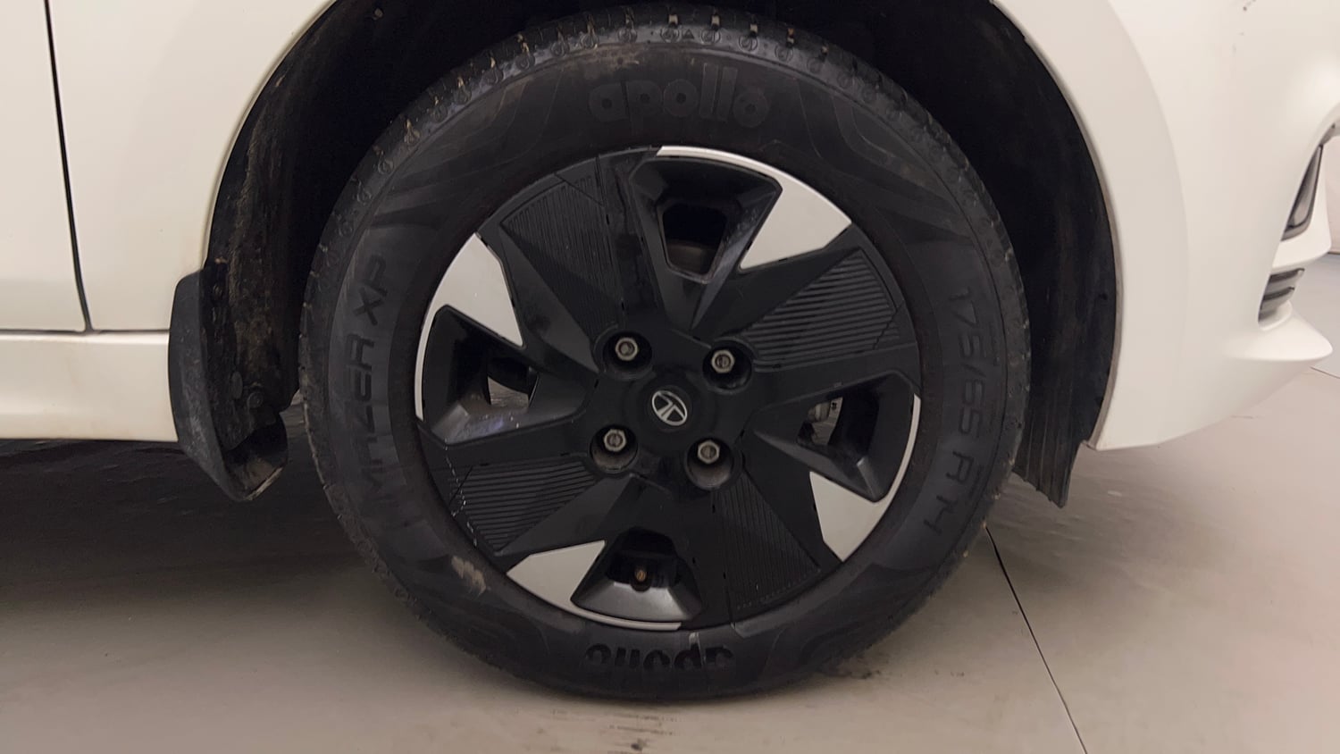 Used 2025 Tata Tiago XTA Petrol Automatic tyres RIGHT FRONT TYRE RIM VIEW