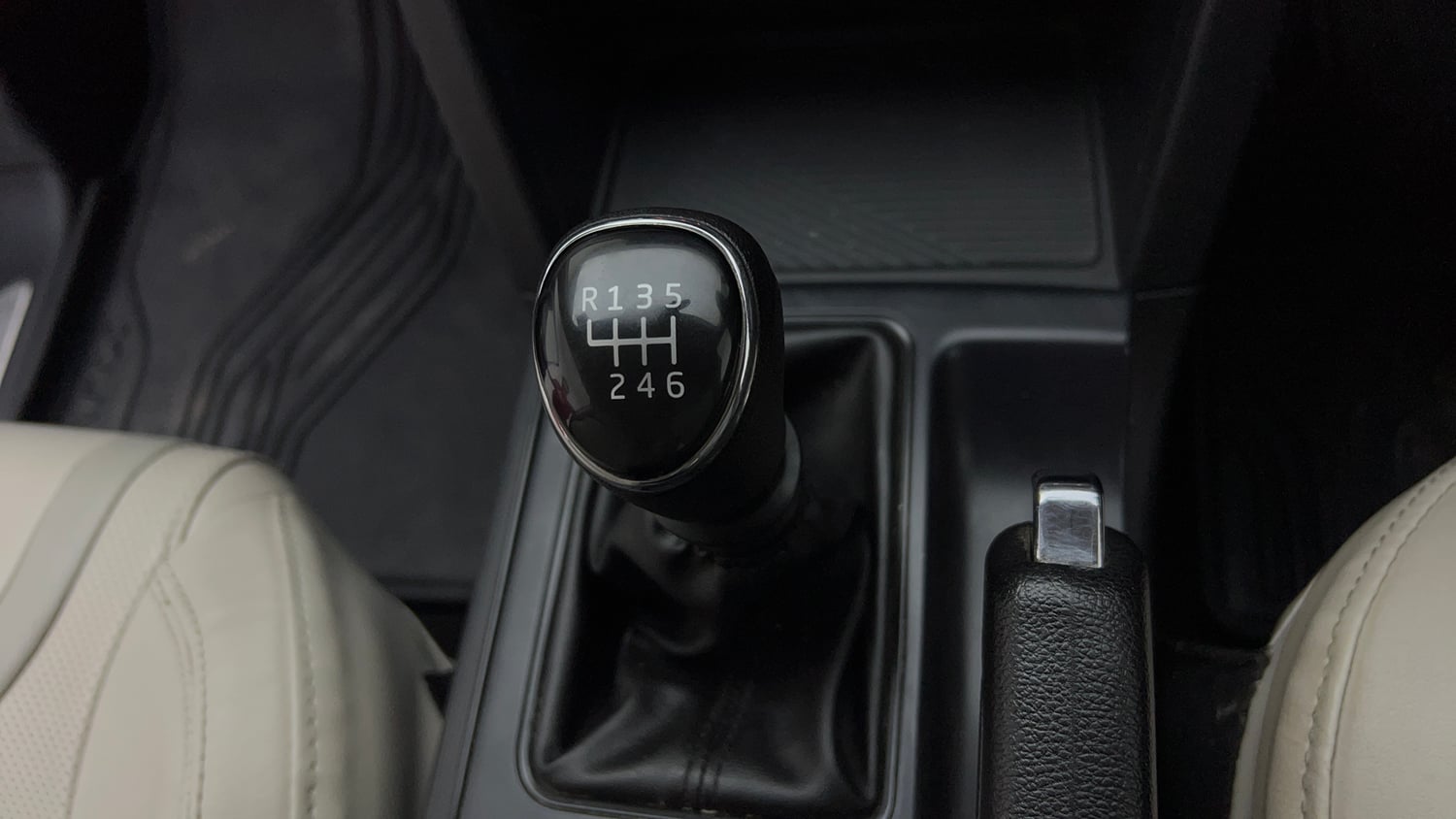 Used 2022 Mahindra XUV700 MX Petrol MT 5 STR Petrol Manual interior GEAR  KNOB VIEW