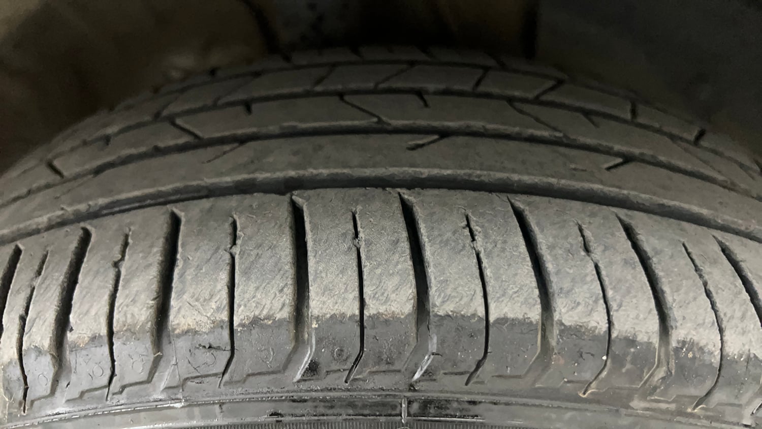 Used 2024 Hyundai Venue SX (O) 1.0 Turbo DCT Petrol Automatic tyres RIGHT FRONT TYRE TREAD VIEW