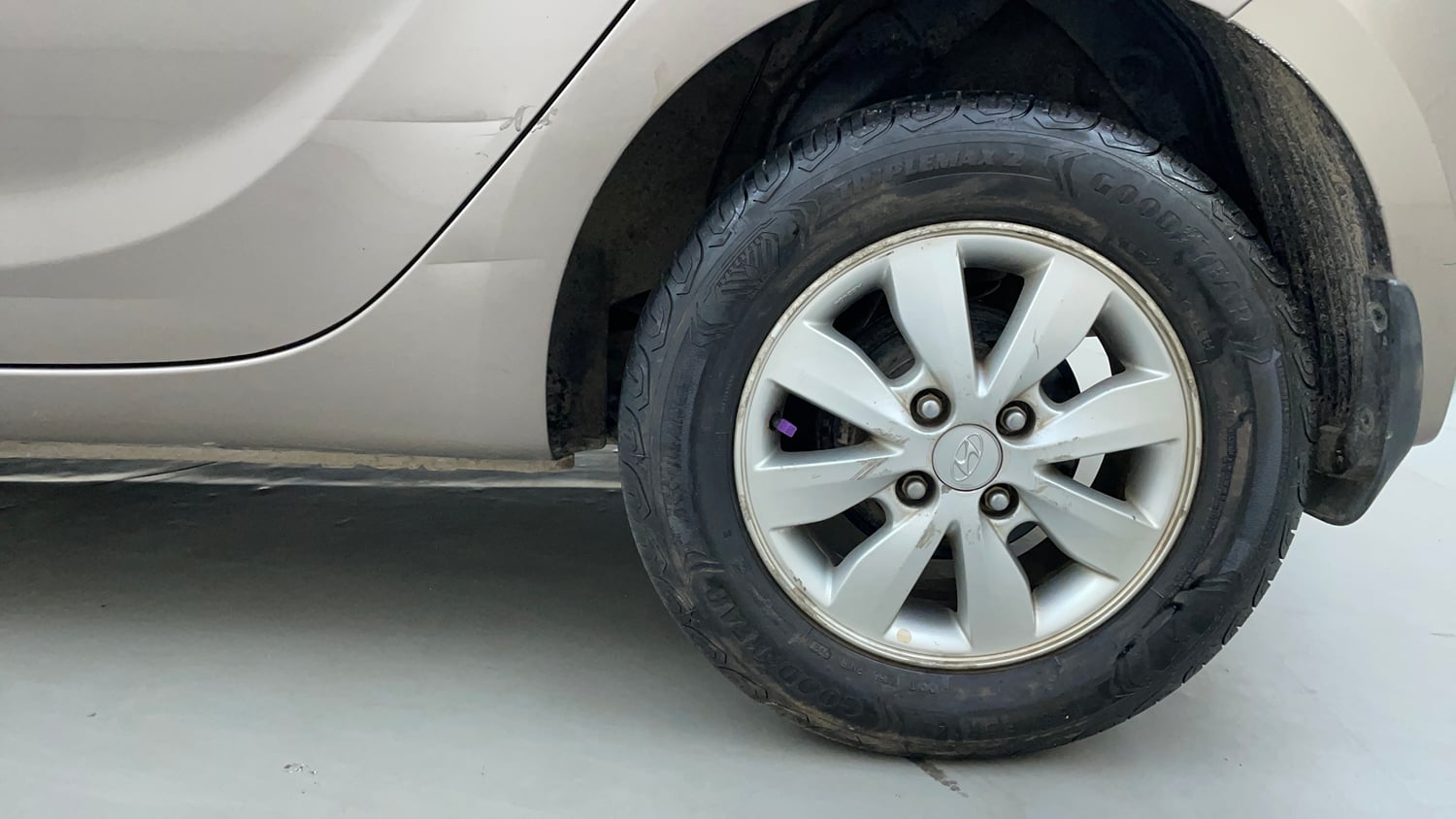 Used 2013 Hyundai i20 Asta 1.2 Petrol Manual tyres LEFT REAR TYRE RIM VIEW