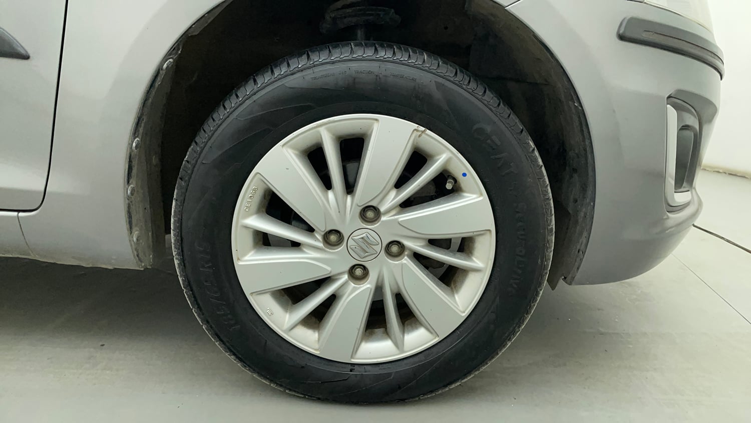 Used 2015 Maruti Suzuki Swift ZXi Petrol Manual tyres RIGHT FRONT TYRE RIM VIEW
