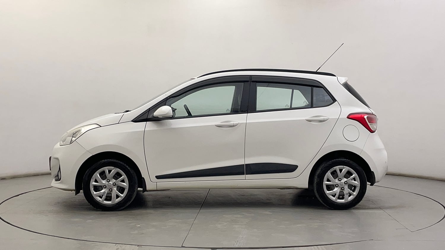 Used 2018 Hyundai Grand i10 Sportz (O) 1.2 Kappa VTVT Petrol Manual exterior LEFT SIDE VIEW