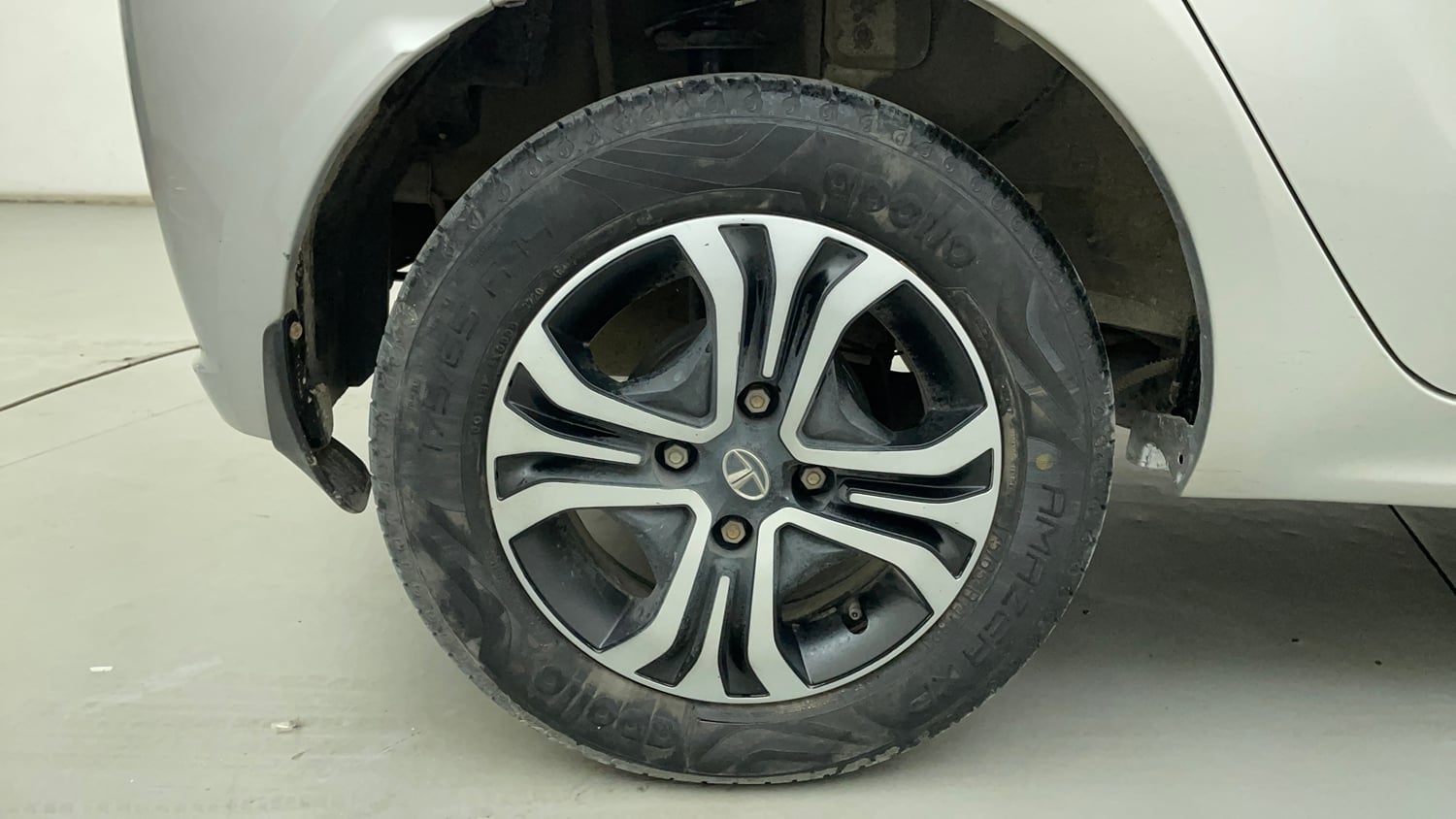 Used 2020 Tata Tiago XZ Petrol Manual tyres RIGHT REAR TYRE RIM VIEW