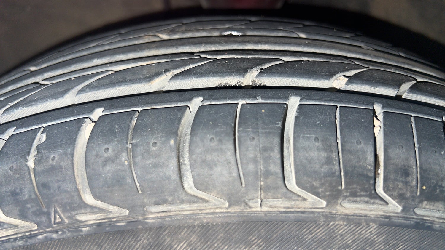 Used 2015 Hyundai i10 Sportz 1.1 iRDE2 Petrol Manual tyres LEFT FRONT TYRE TREAD VIEW