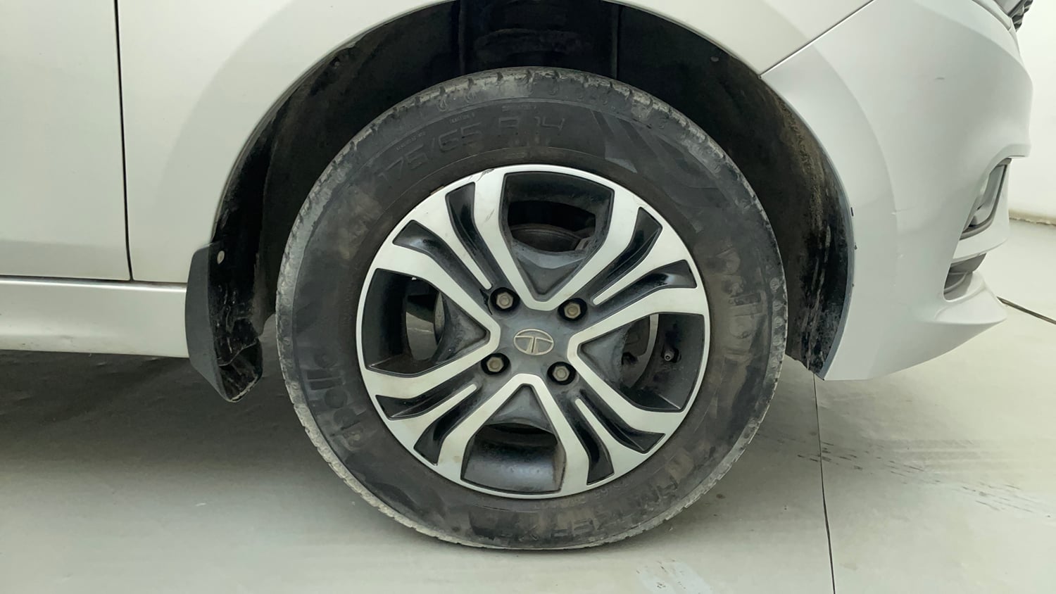 Used 2020 Tata Tiago XZ Petrol Manual tyres RIGHT FRONT TYRE RIM VIEW
