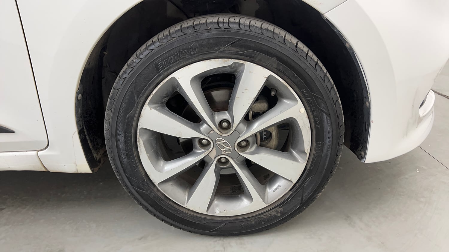 Used 2015 Hyundai Elite i20 Asta 1.2 Petrol Manual tyres RIGHT FRONT TYRE RIM VIEW