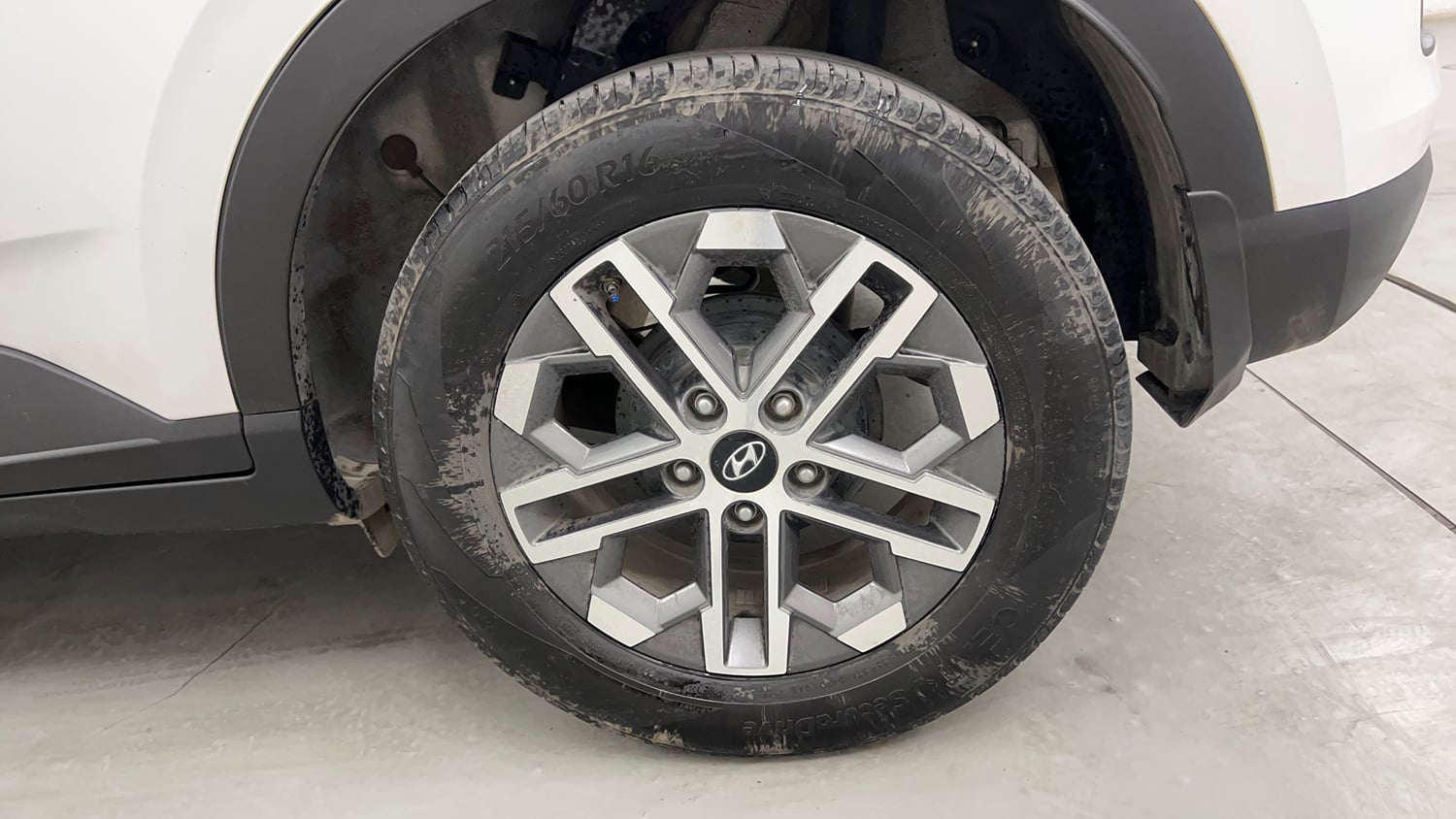 Used 2024 Hyundai Venue SX (O) 1.0 Turbo DCT Petrol Automatic tyres LEFT REAR TYRE RIM VIEW