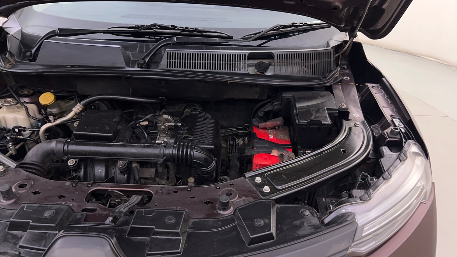 Used 2021 Renault Kiger RXZ AMT Dual Tone Petrol Automatic engine ENGINE LEFT SIDE HINGE & APRON VIEW
