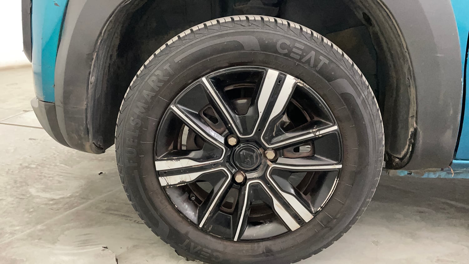 Used 2024 Renault Kwid CLIMBER 1.0 MT Petrol Manual tyres LEFT FRONT TYRE RIM VIEW