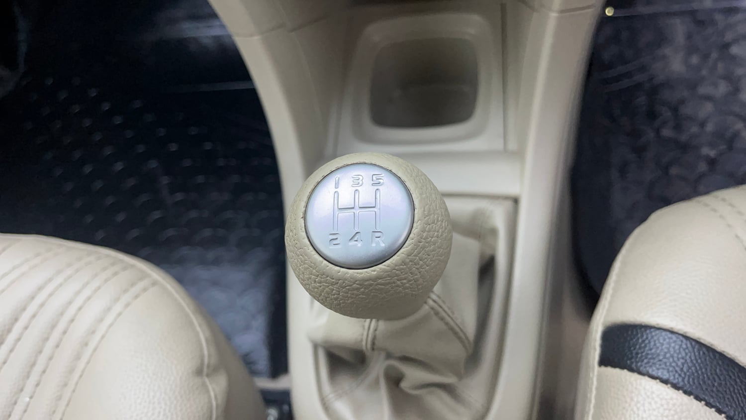Used 2015 Maruti Suzuki Swift Dzire VXI Petrol Manual interior GEAR  KNOB VIEW