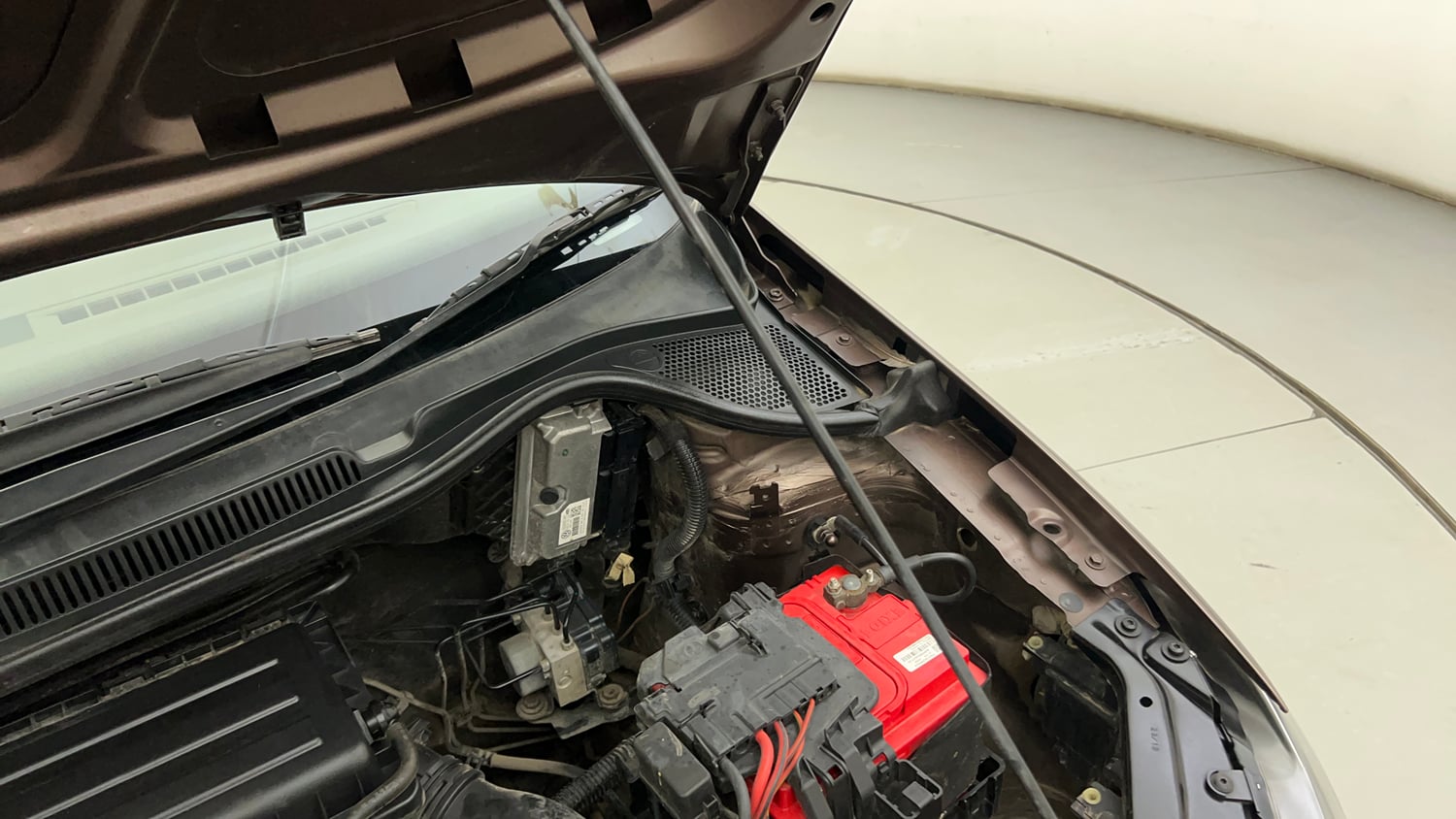 Used 2019 Volkswagen Vento Highline 1.6 (P) Petrol Manual engine ENGINE LEFT SIDE HINGE & APRON VIEW