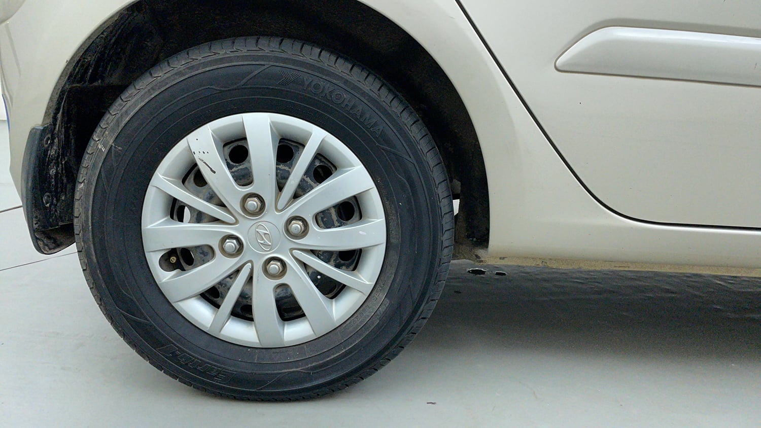 Used 2013 Hyundai i10 Sportz 1.2 Kappa2 Petrol Manual tyres RIGHT REAR TYRE RIM VIEW