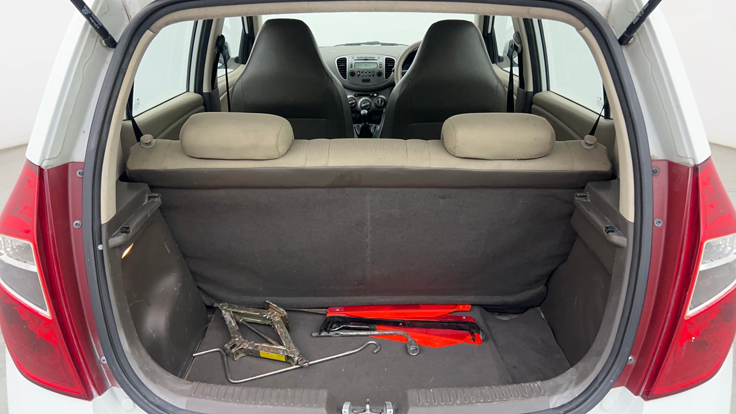 Used 2013 Hyundai i10 Sportz 1.2 Kappa2 Petrol Manual interior DICKY INSIDE VIEW
