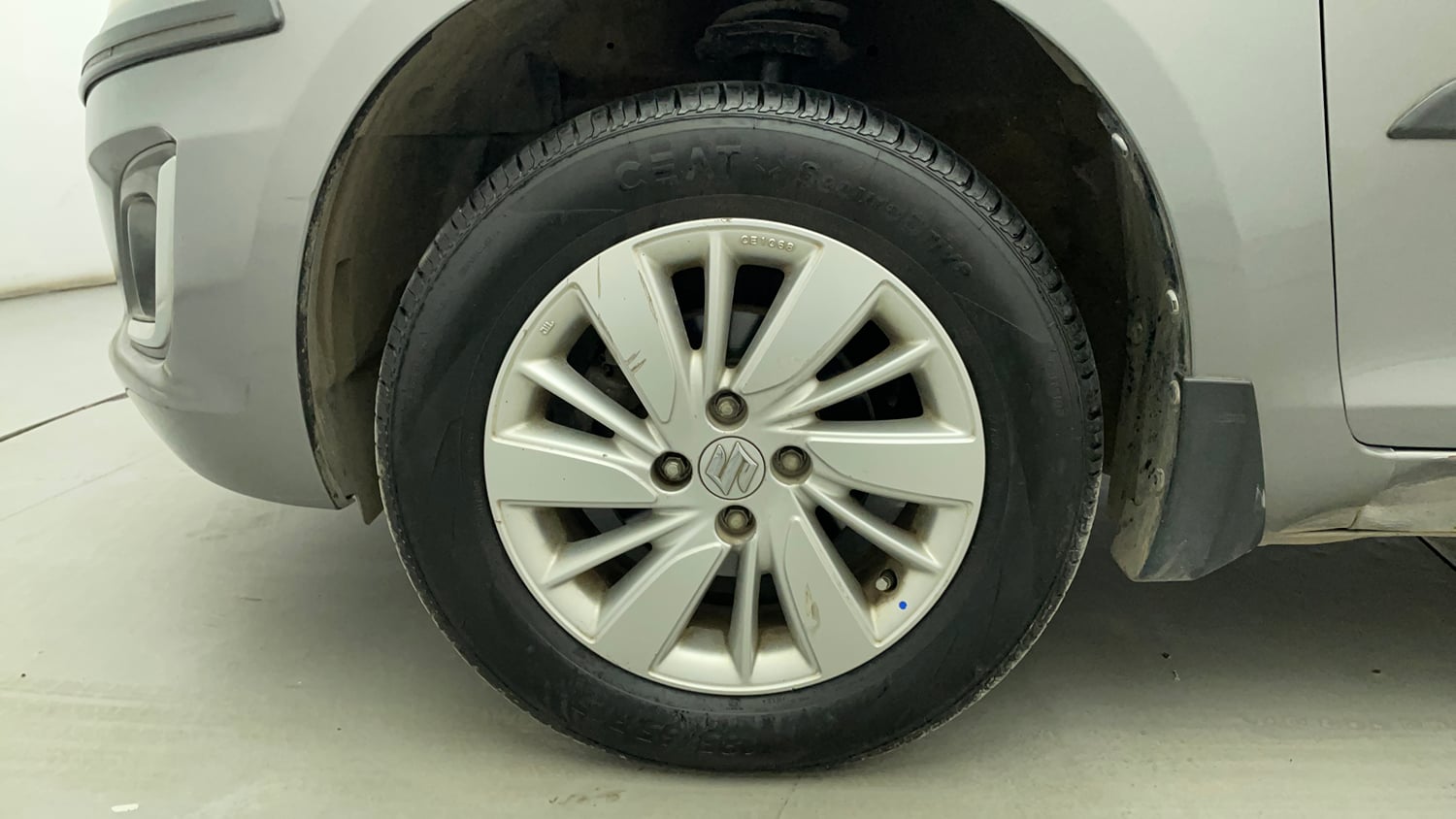 Used 2015 Maruti Suzuki Swift ZXi Petrol Manual tyres LEFT FRONT TYRE RIM VIEW