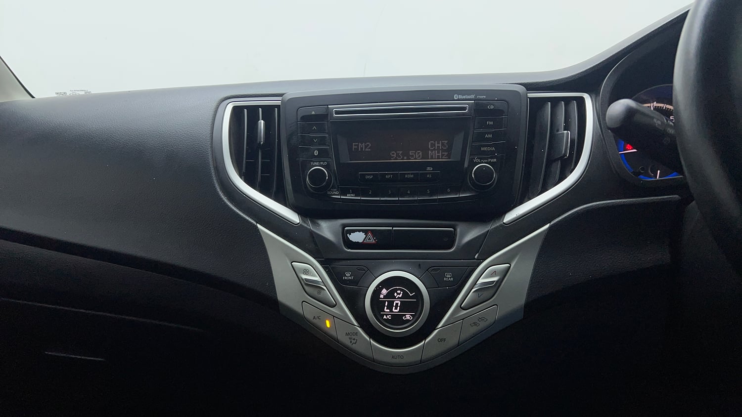 Used 2016 Maruti Suzuki Baleno Delta 1.2 Petrol Manual interior MUSIC SYSTEM & AC CONTROL VIEW