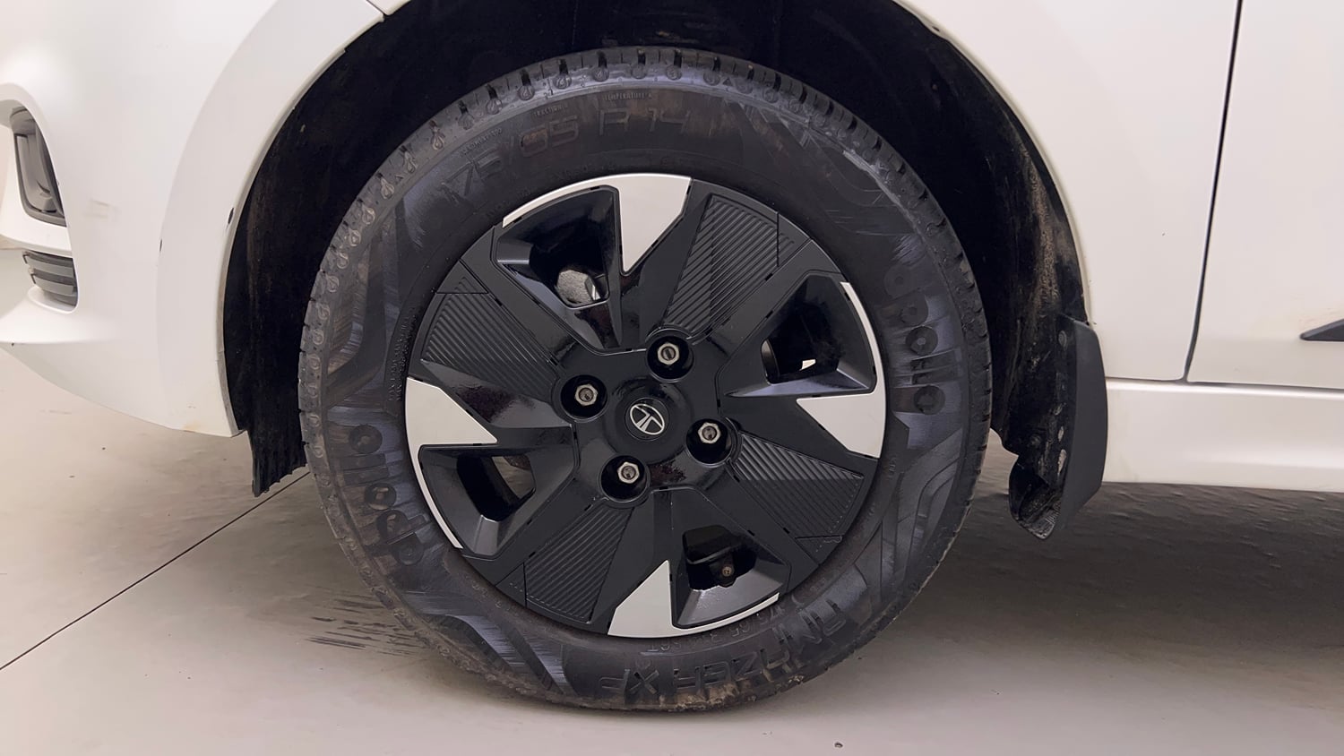 Used 2025 Tata Tiago XTA Petrol Automatic tyres LEFT FRONT TYRE RIM VIEW