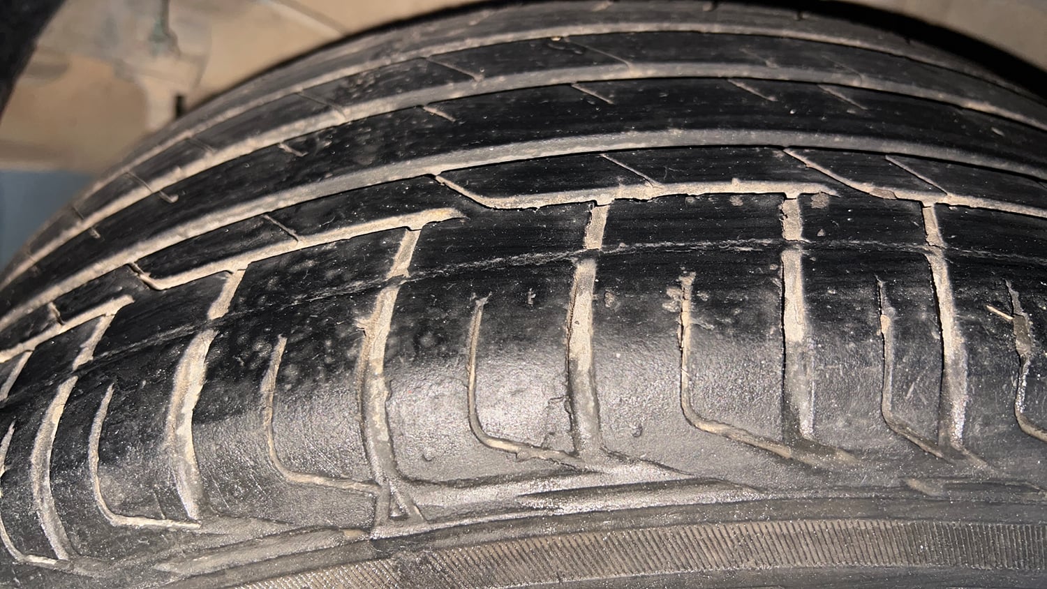 Used 2020 Kia Sonet GTX Plus 1.0 DCT Petrol Automatic tyres RIGHT REAR TYRE TREAD VIEW