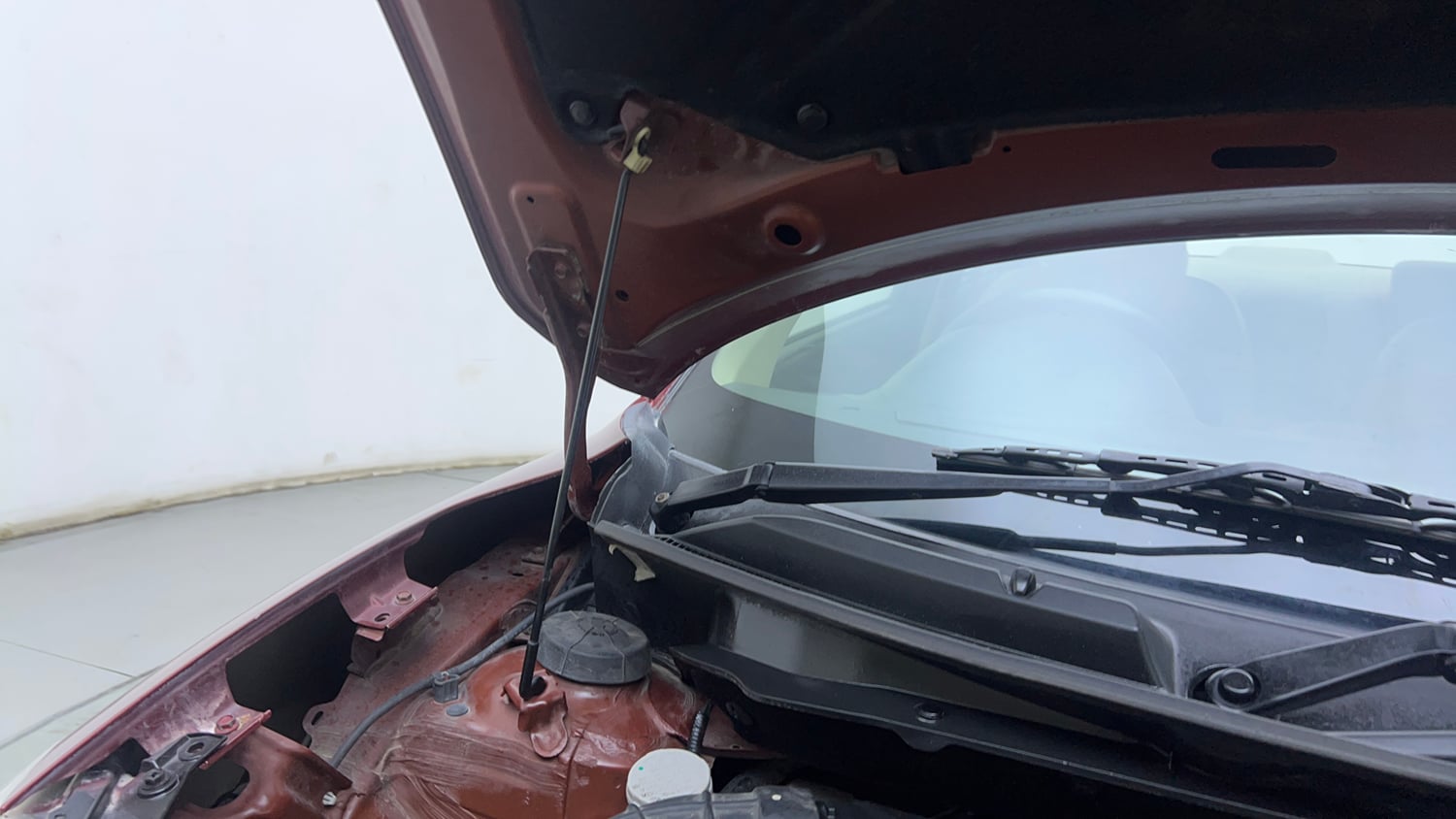 Used 2019 Maruti Suzuki Dzire VXi Petrol Manual engine ENGINE RIGHT SIDE HINGE & APRON VIEW