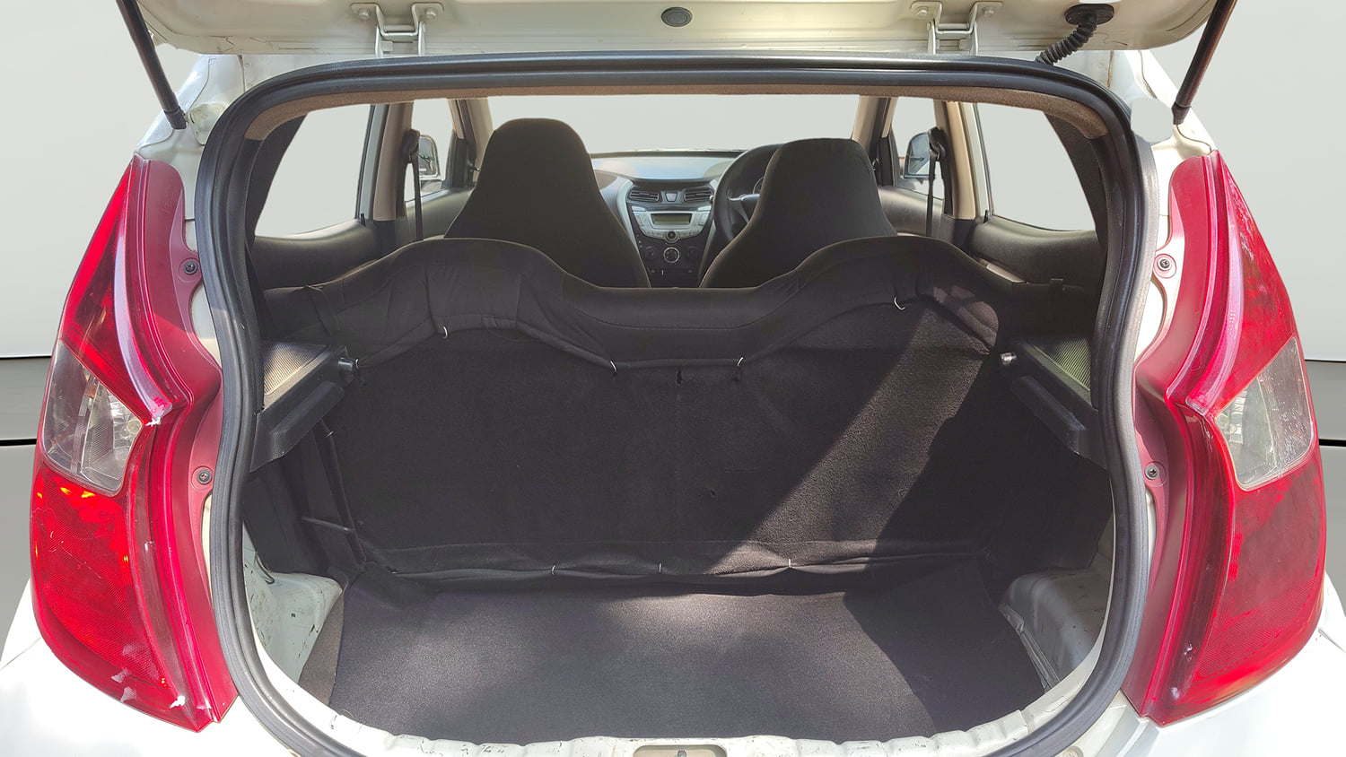 Used 2018 Hyundai Eon Magna + Petrol Manual interior DICKY INSIDE VIEW