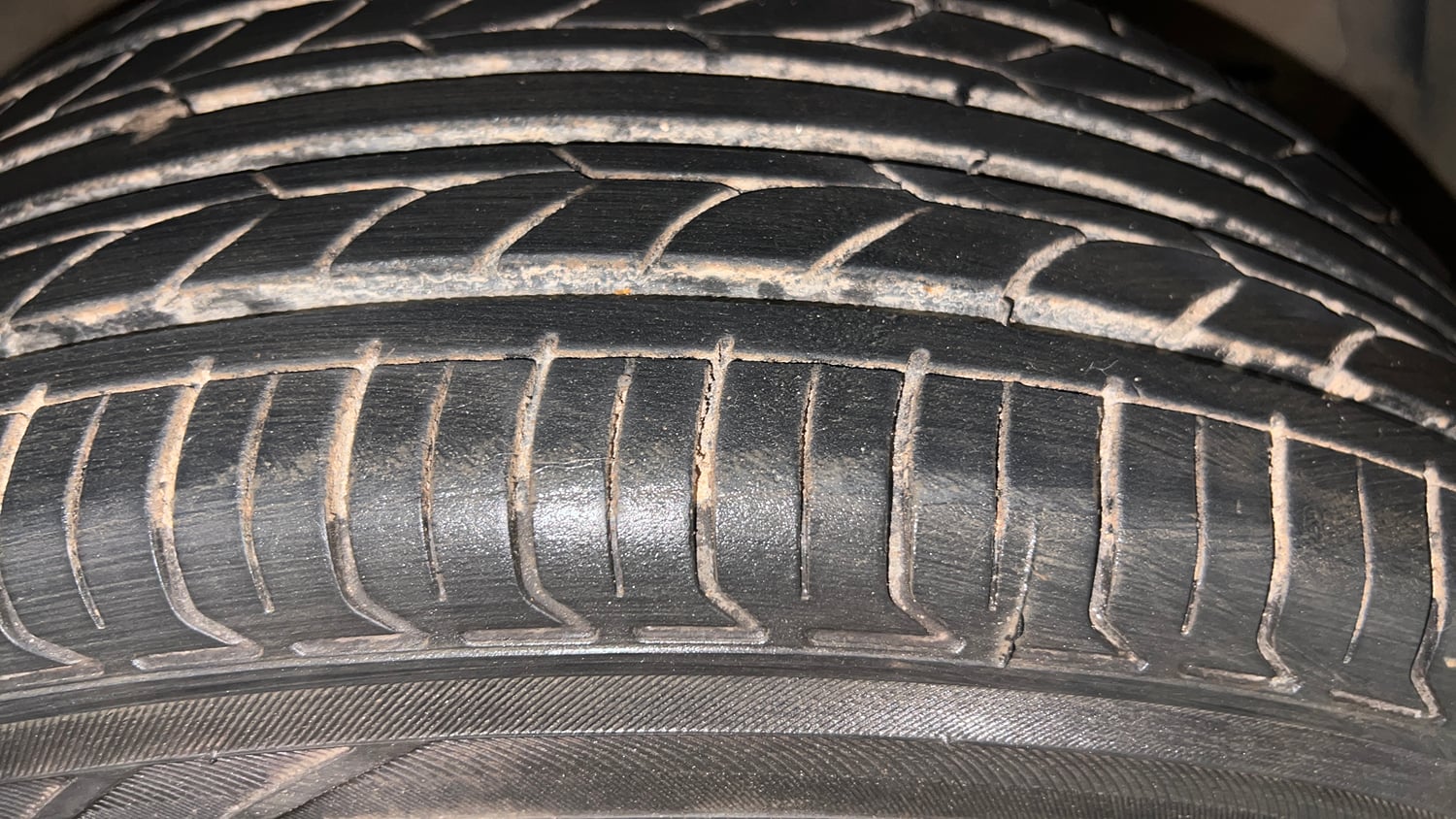 Used 2016 Maruti Suzuki Baleno Sigma 1.2 Petrol Manual tyres RIGHT FRONT TYRE TREAD VIEW