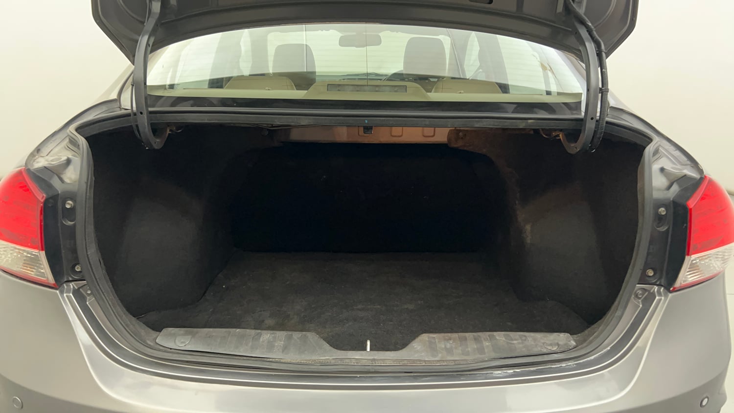 Used 2016 Maruti Suzuki Ciaz ZXi  AT Petrol Automatic interior DICKY INSIDE VIEW