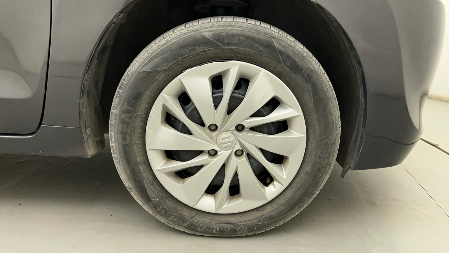 Used 2017 Maruti Suzuki Baleno Delta 1.2 Petrol Manual tyres RIGHT FRONT TYRE RIM VIEW