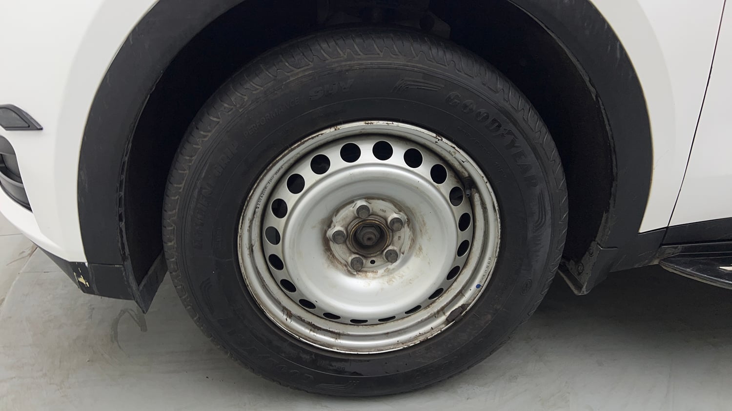 Used 2022 Mahindra XUV700 MX Petrol MT 5 STR Petrol Manual tyres LEFT FRONT TYRE RIM VIEW