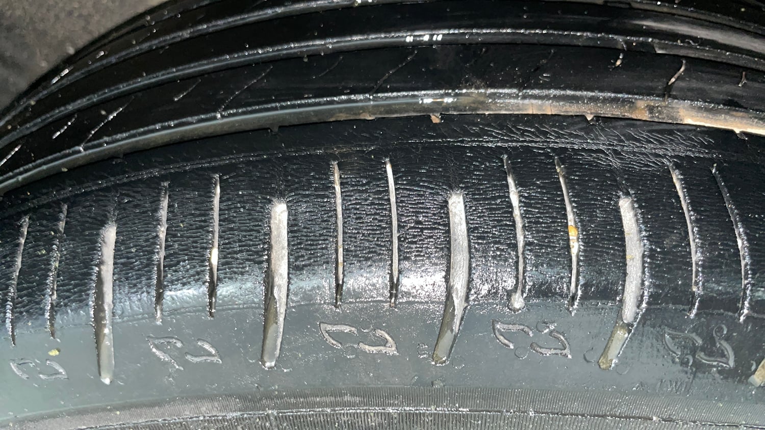 Used 2022 Mahindra XUV700 AX 5 Petrol AT 5 STR Petrol Automatic tyres RIGHT REAR TYRE TREAD VIEW