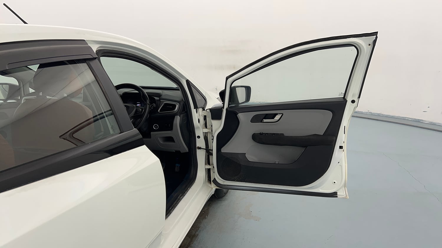 Used 2020 Tata Altroz XZ Petrol Petrol Manual interior RIGHT FRONT DOOR OPEN VIEW