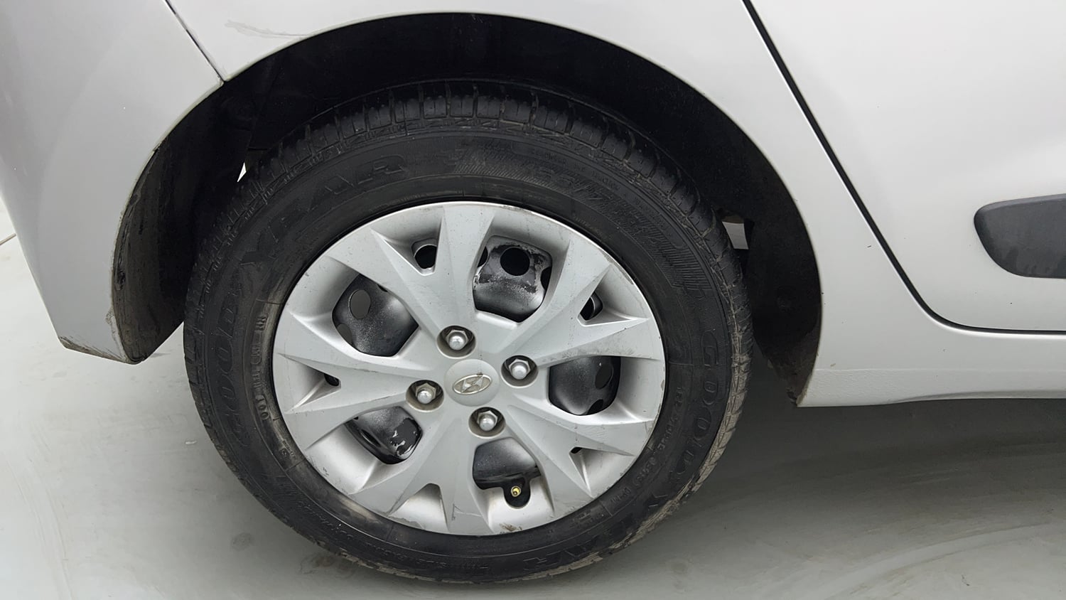Used 2015 Hyundai Grand i10 Sportz 1.2 Kappa VTVT Petrol Manual tyres RIGHT REAR TYRE RIM VIEW