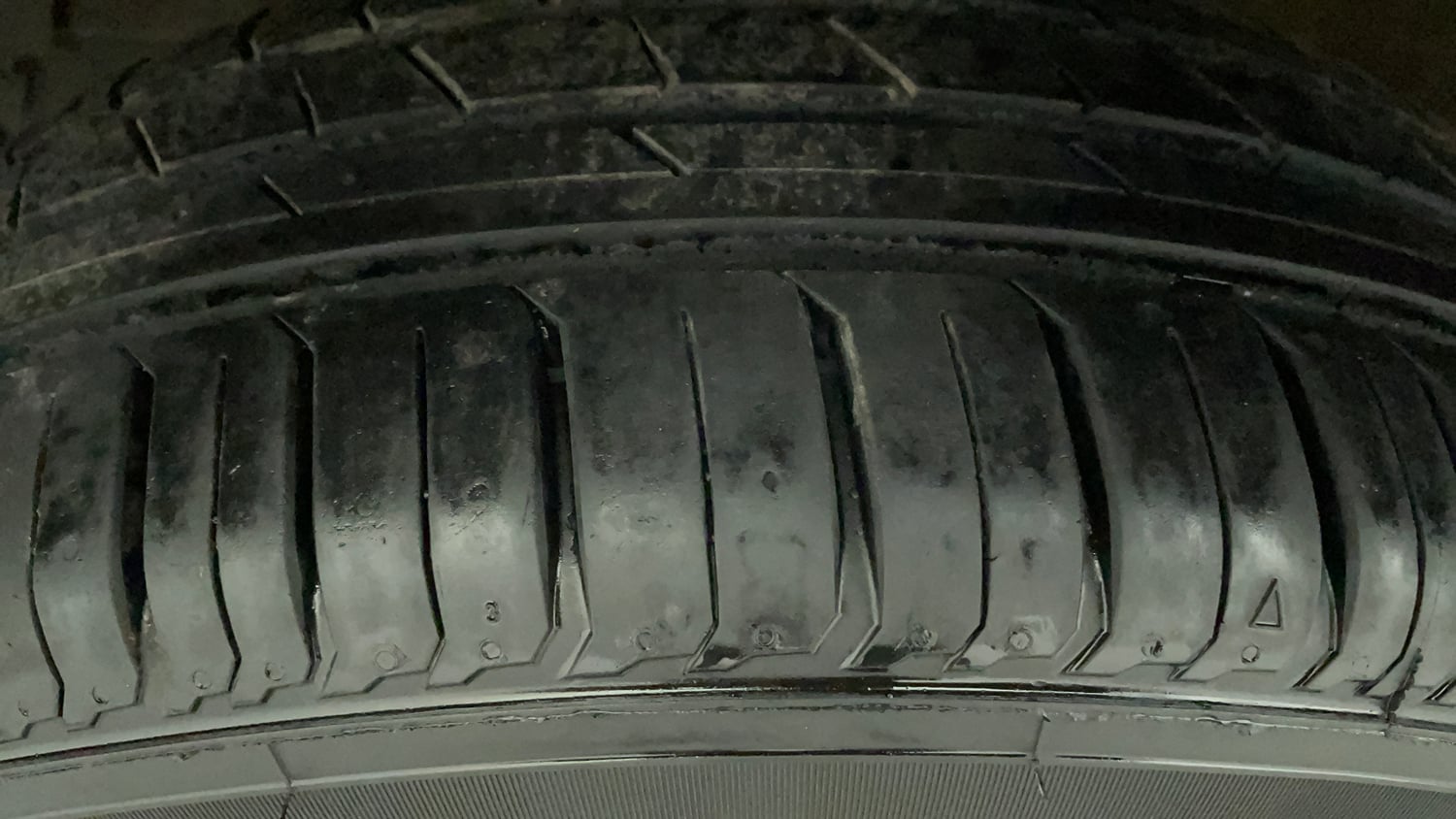 Used 2015 Maruti Suzuki Swift ZXi Petrol Manual tyres LEFT FRONT TYRE TREAD VIEW