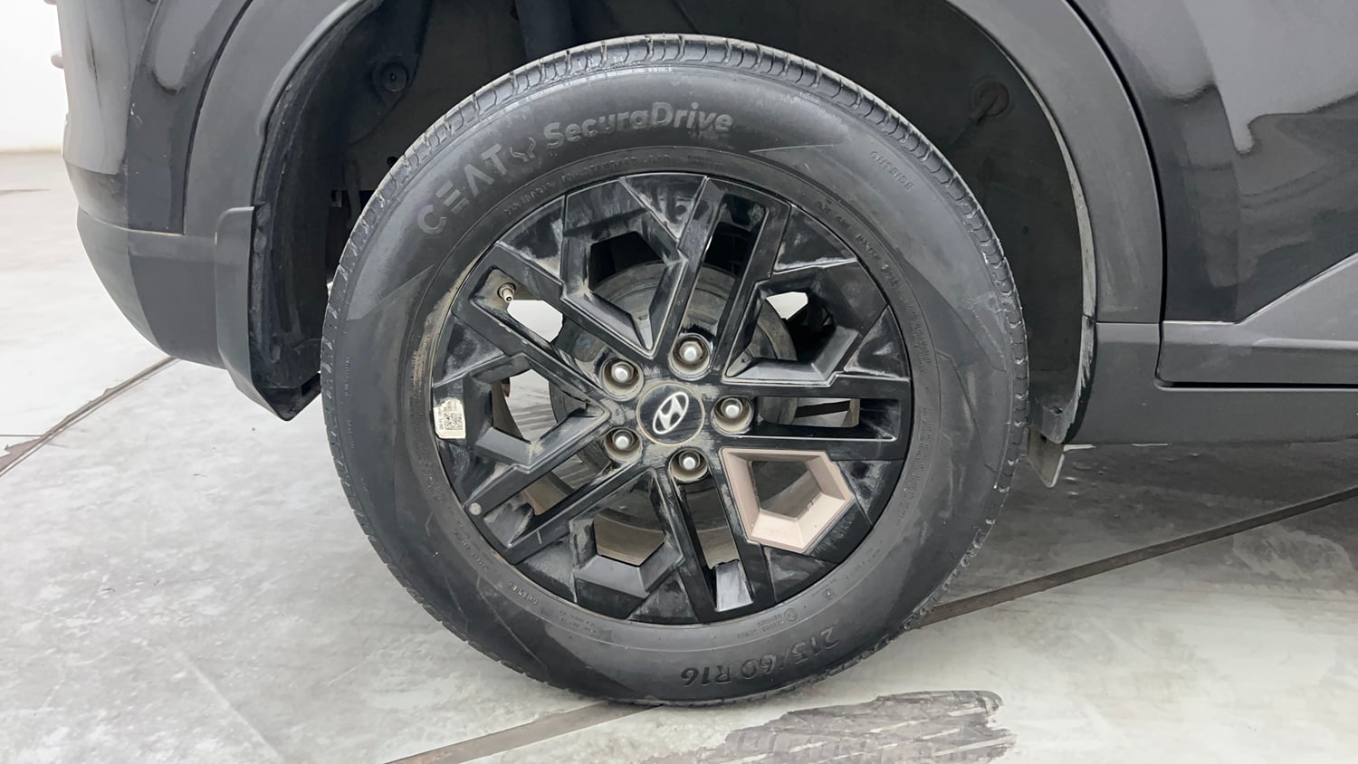 Used 2023 Hyundai Venue SX(O) 1.0 Turbo DCT Knight Edition Petrol Automatic tyres RIGHT REAR TYRE RIM VIEW