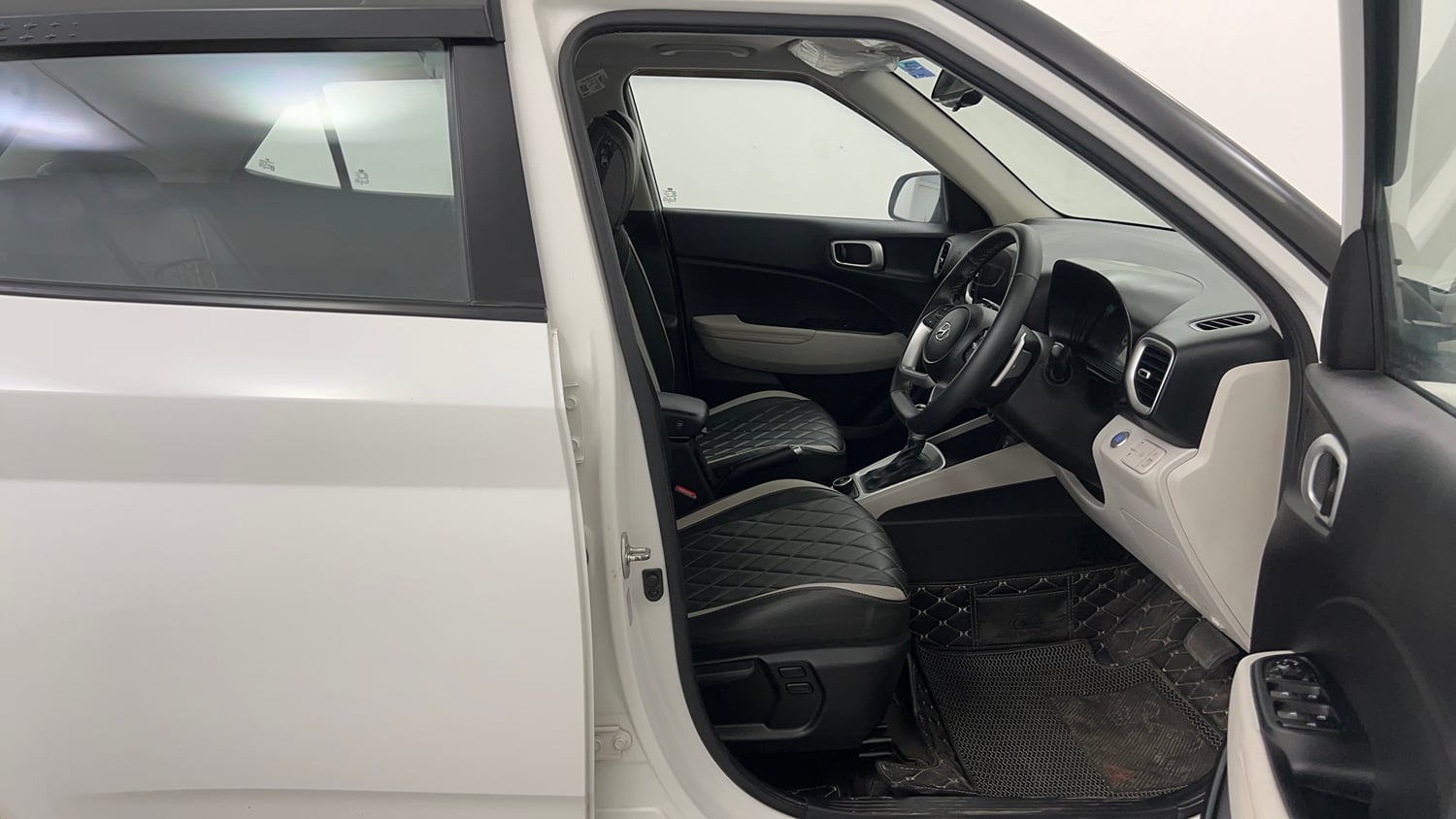 Used 2024 Hyundai Venue SX (O) 1.0 Turbo DCT Petrol Automatic interior RIGHT SIDE FRONT DOOR CABIN VIEW