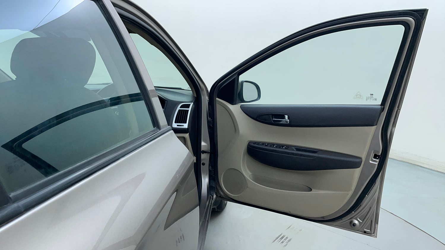 Used 2013 Hyundai i20 Asta 1.2 Petrol Manual interior RIGHT FRONT DOOR OPEN VIEW