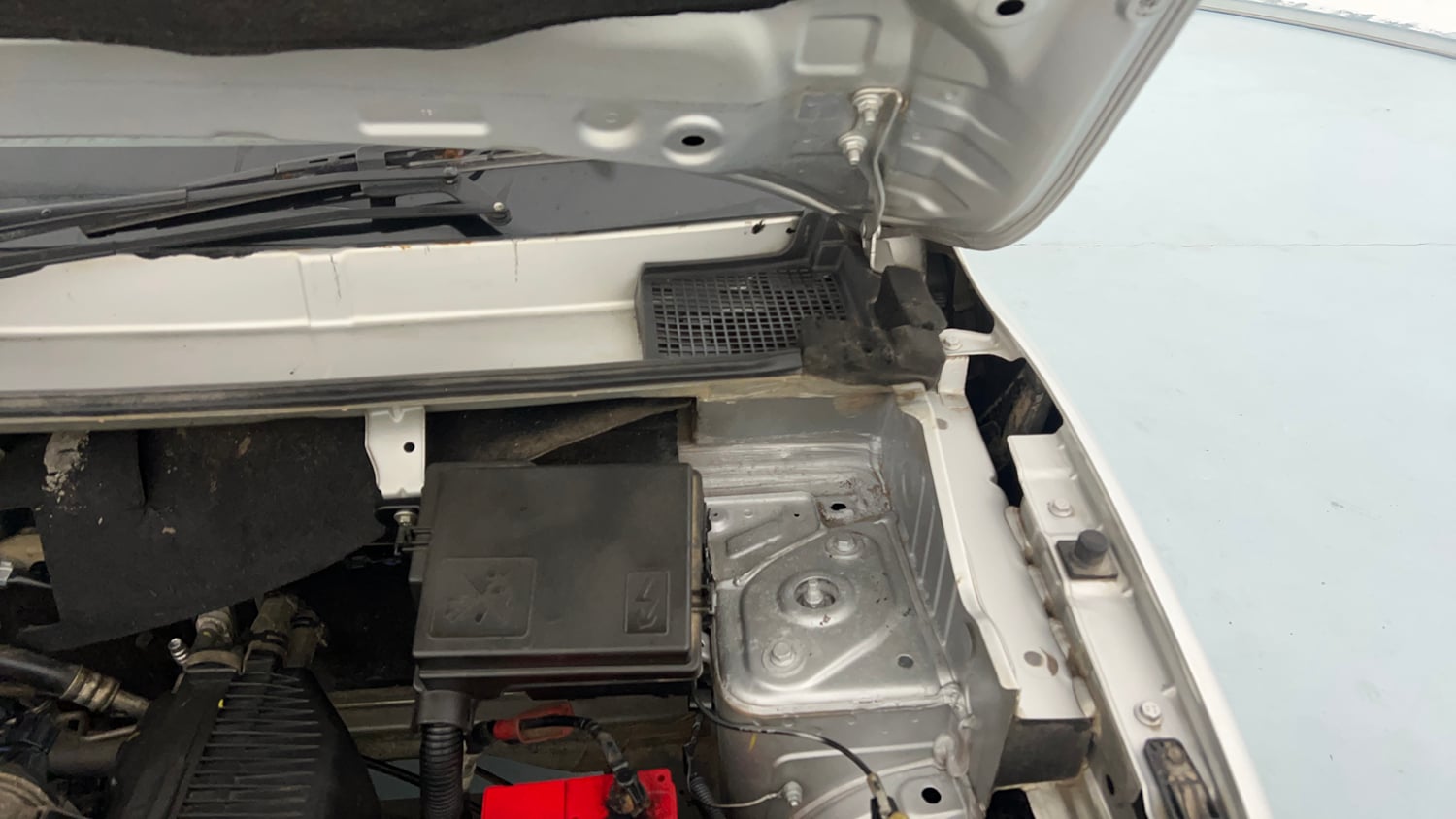 Used 2018 Renault Kwid 1.0 RXT Opt Petrol Manual engine ENGINE LEFT SIDE HINGE & APRON VIEW