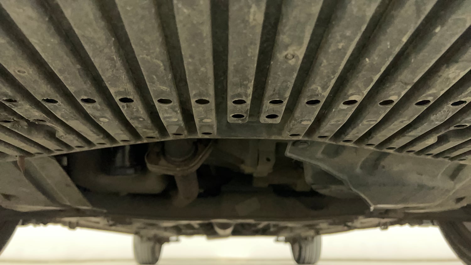 Used 2016 Maruti Suzuki Ciaz ZXi  AT Petrol Automatic extra FRONT LEFT UNDERBODY VIEW