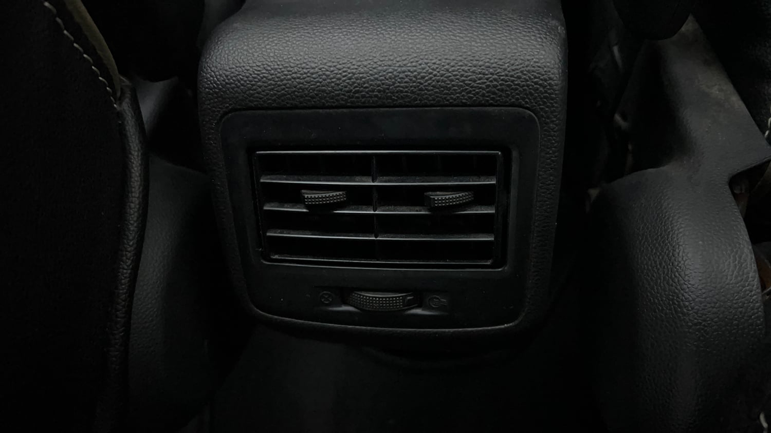 Used 2015 Hyundai Grand i10 Sportz 1.2 Kappa VTVT Petrol Manual top_features 2nd row AC vent