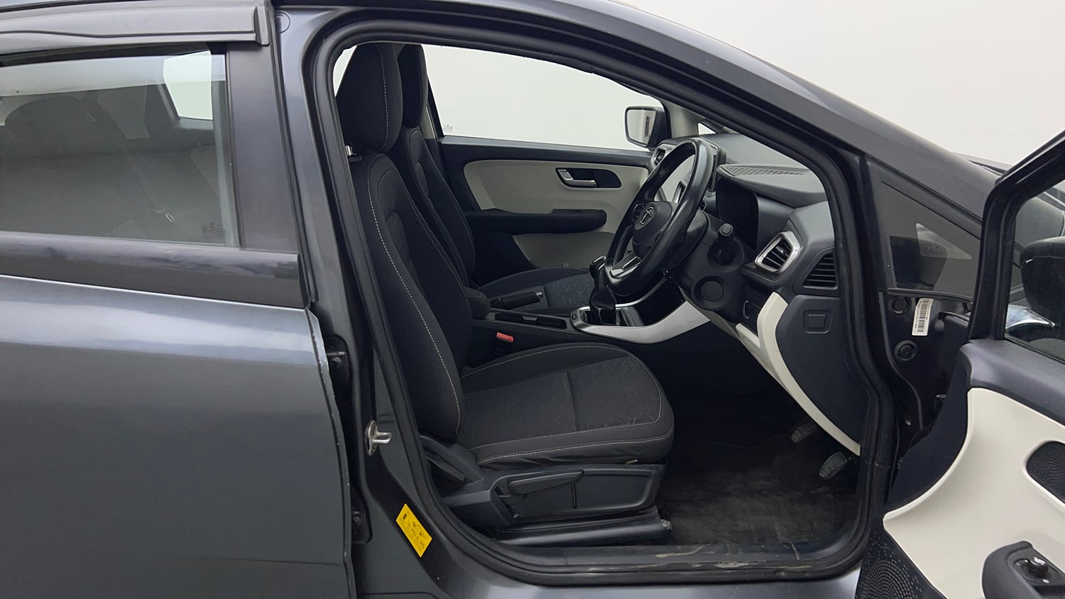 Used 2021 Tata Altroz XZ Petrol Petrol Manual interior RIGHT SIDE FRONT DOOR CABIN VIEW