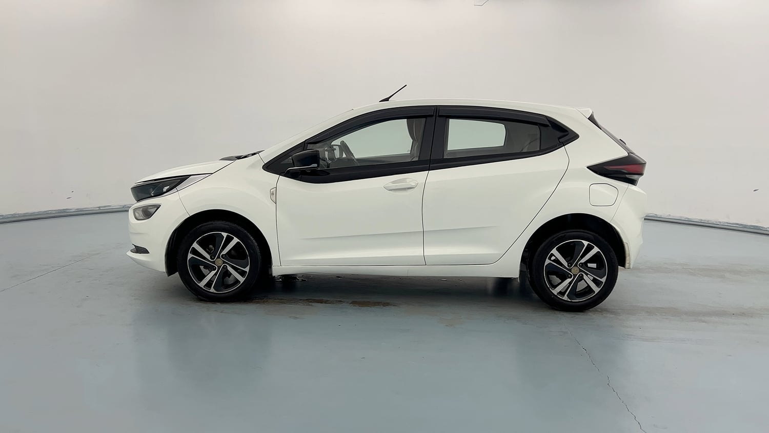 Used 2020 Tata Altroz XZ Petrol Petrol Manual exterior LEFT SIDE VIEW