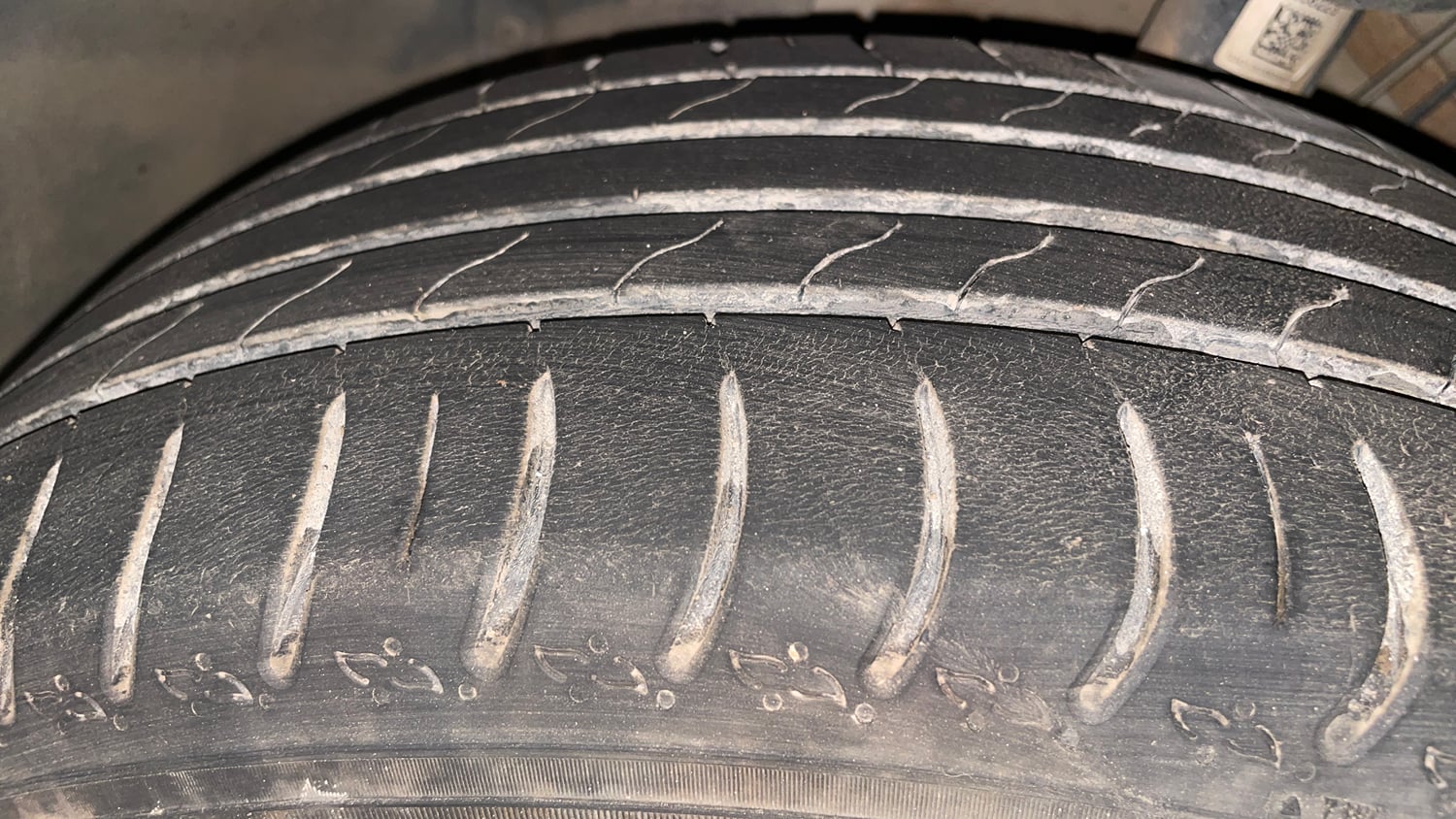 Used 2023 Skoda Kushaq Ambition 1.0L TSI MT Petrol Manual tyres LEFT FRONT TYRE TREAD VIEW