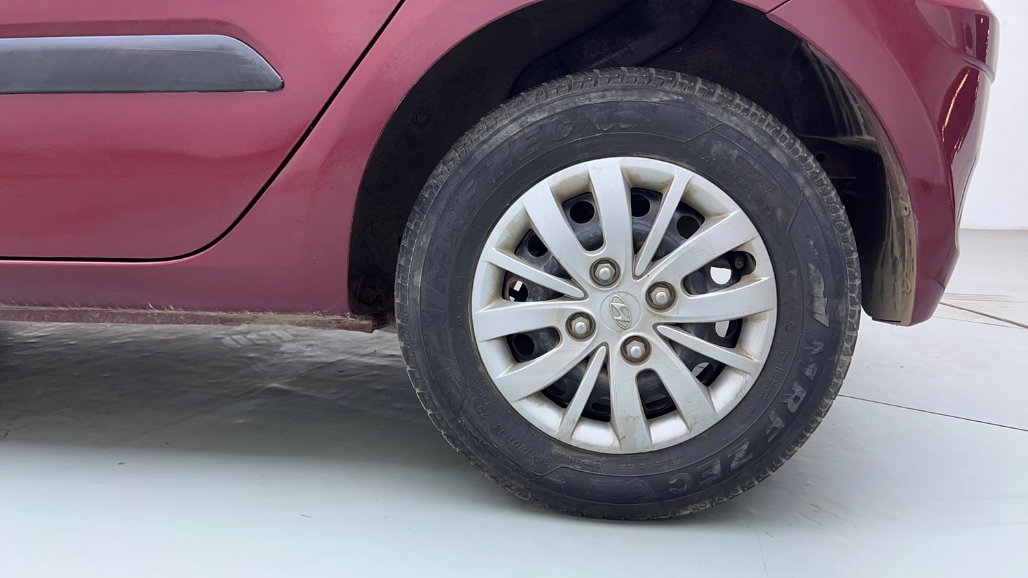 Used 2015 Hyundai i10 Sportz 1.1 iRDE2 Petrol Manual tyres LEFT REAR TYRE RIM VIEW