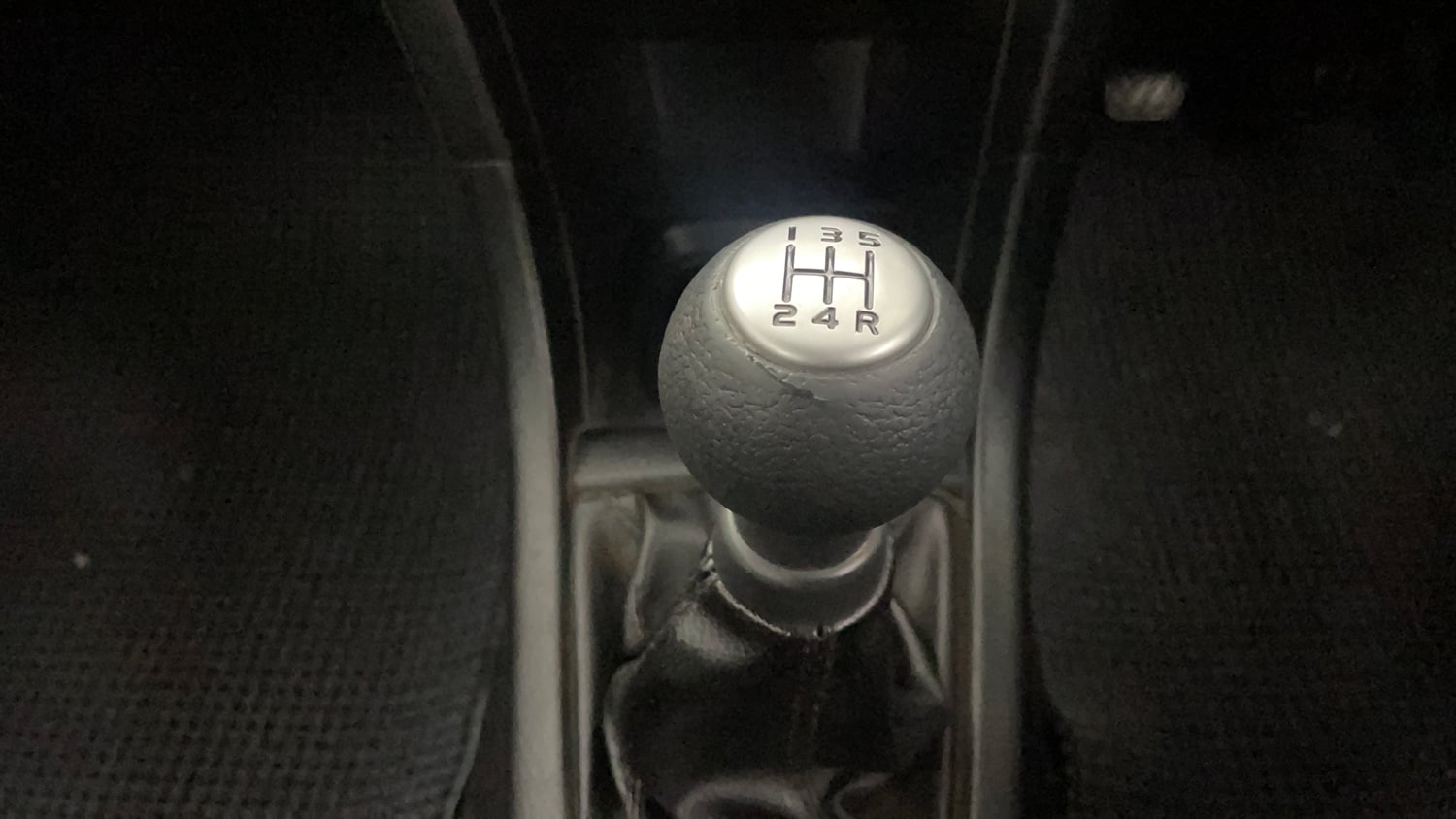 Used 2013 Maruti Suzuki Swift VXi Petrol Manual interior GEAR  KNOB VIEW